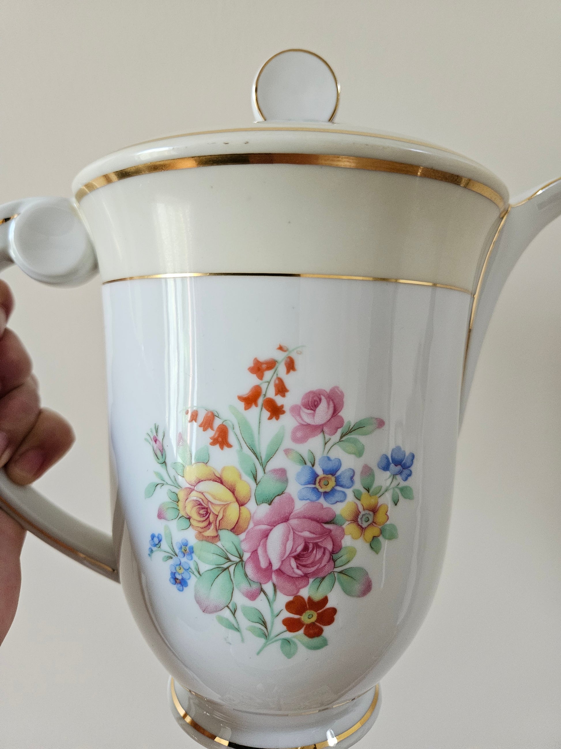 Décor fleuri sur théière vintage en porcelaine.