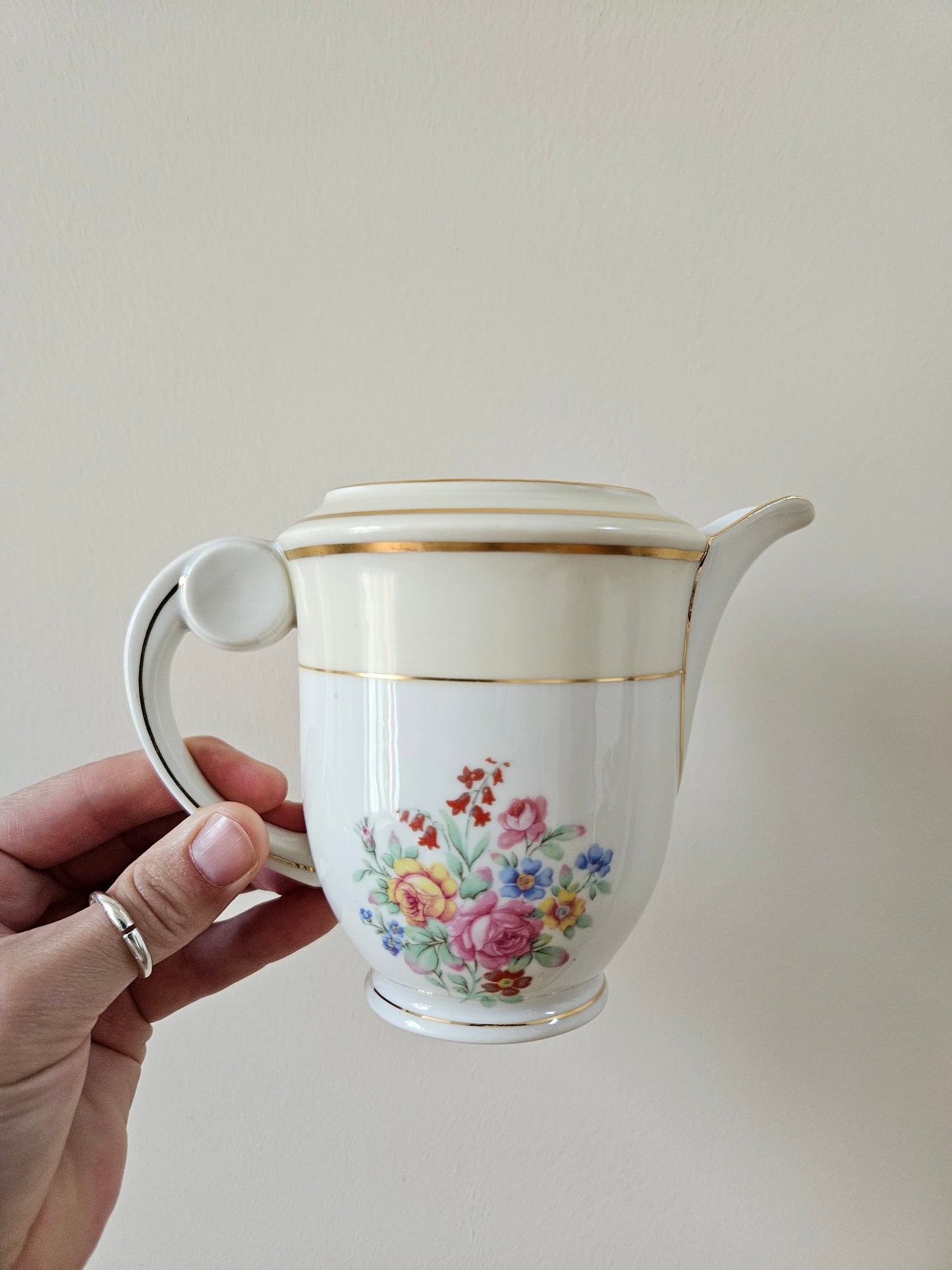 Pot à lait ancien en porcelaine Raynaud, Limoges. Décor fleuri. Jaune pastel.