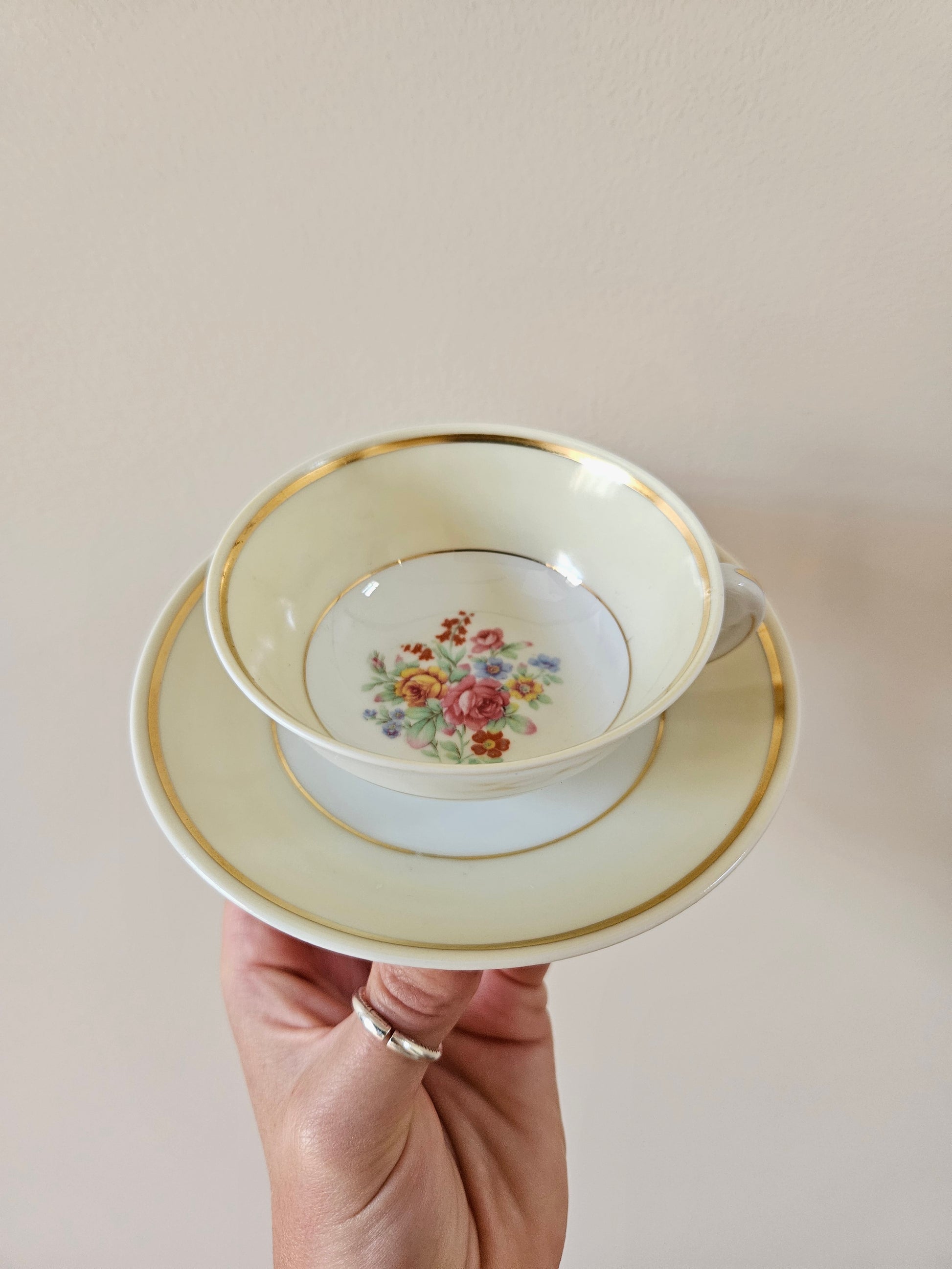 Tasses et sous-tasses vintage en porcelaine de Limoges.