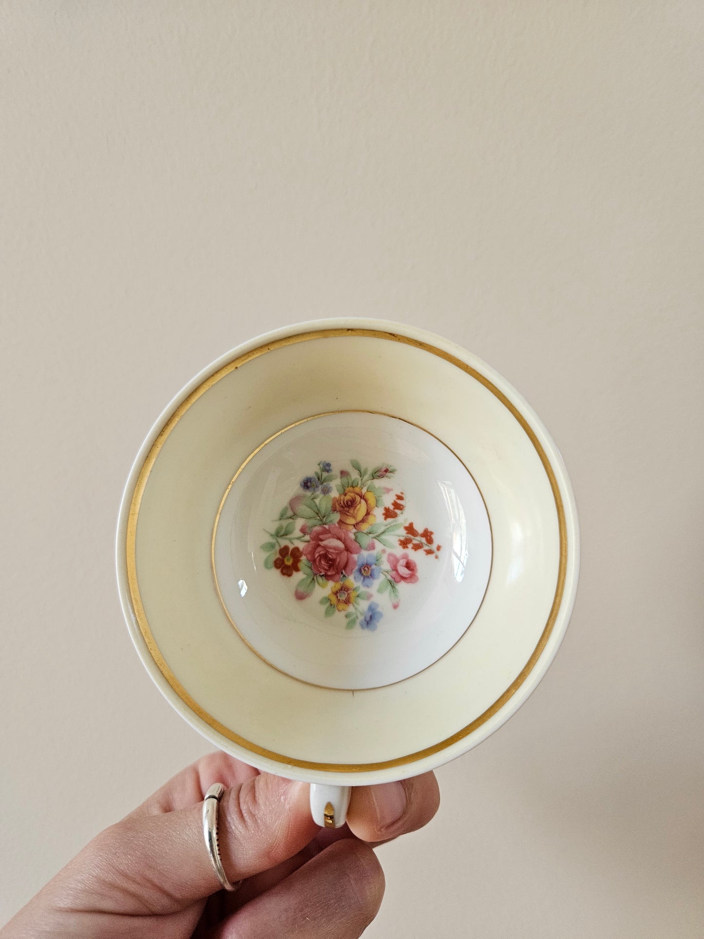Décor fleuri et liseré jaune pastel sur tasse vintage en porcelaine