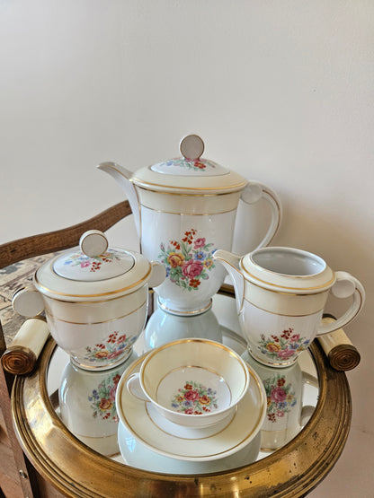 Service à café vintage en porcelaine Raynaud, Limoges. Décor fleuri. Jaune pastel.