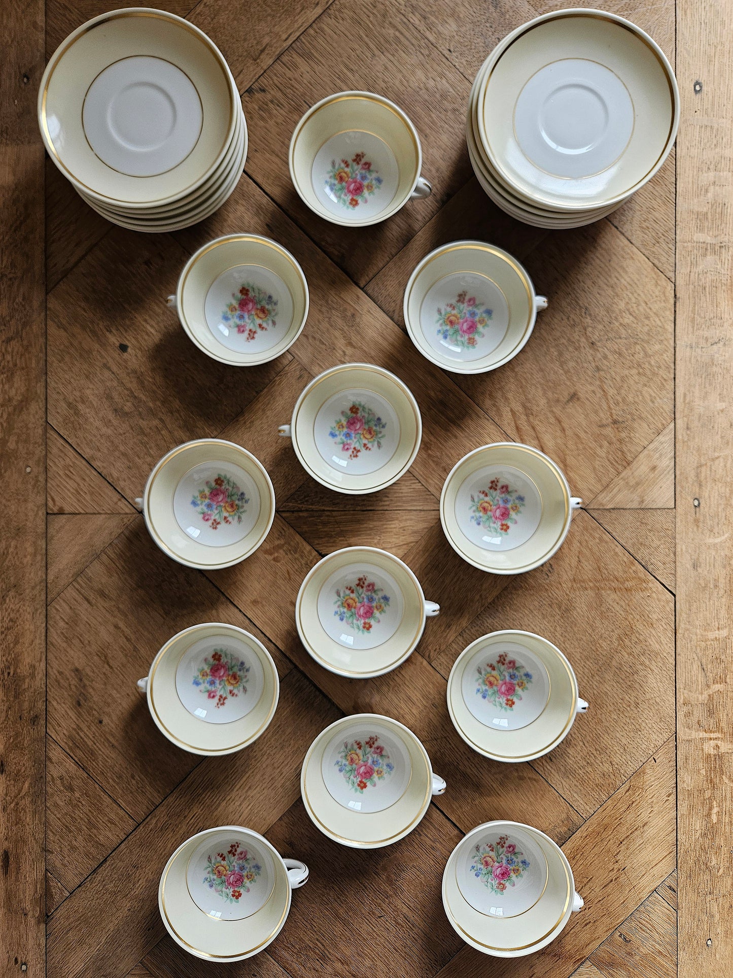Lot de 12 tasses et sous-tasses vintage en porcelaine de Limoges. Décor fleuri.