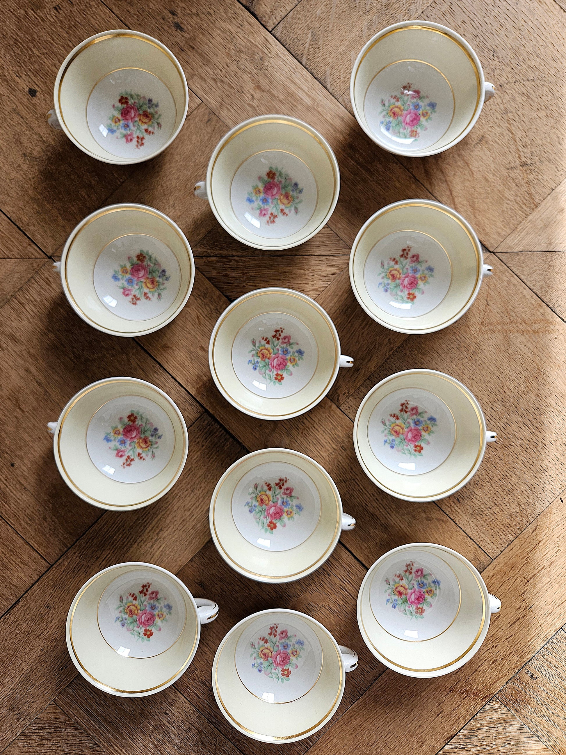 Lot de 12 tasses vintage en porcelaine.