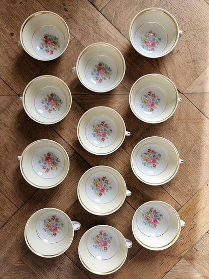 Lot de 12 tasses vintage en porcelaine.