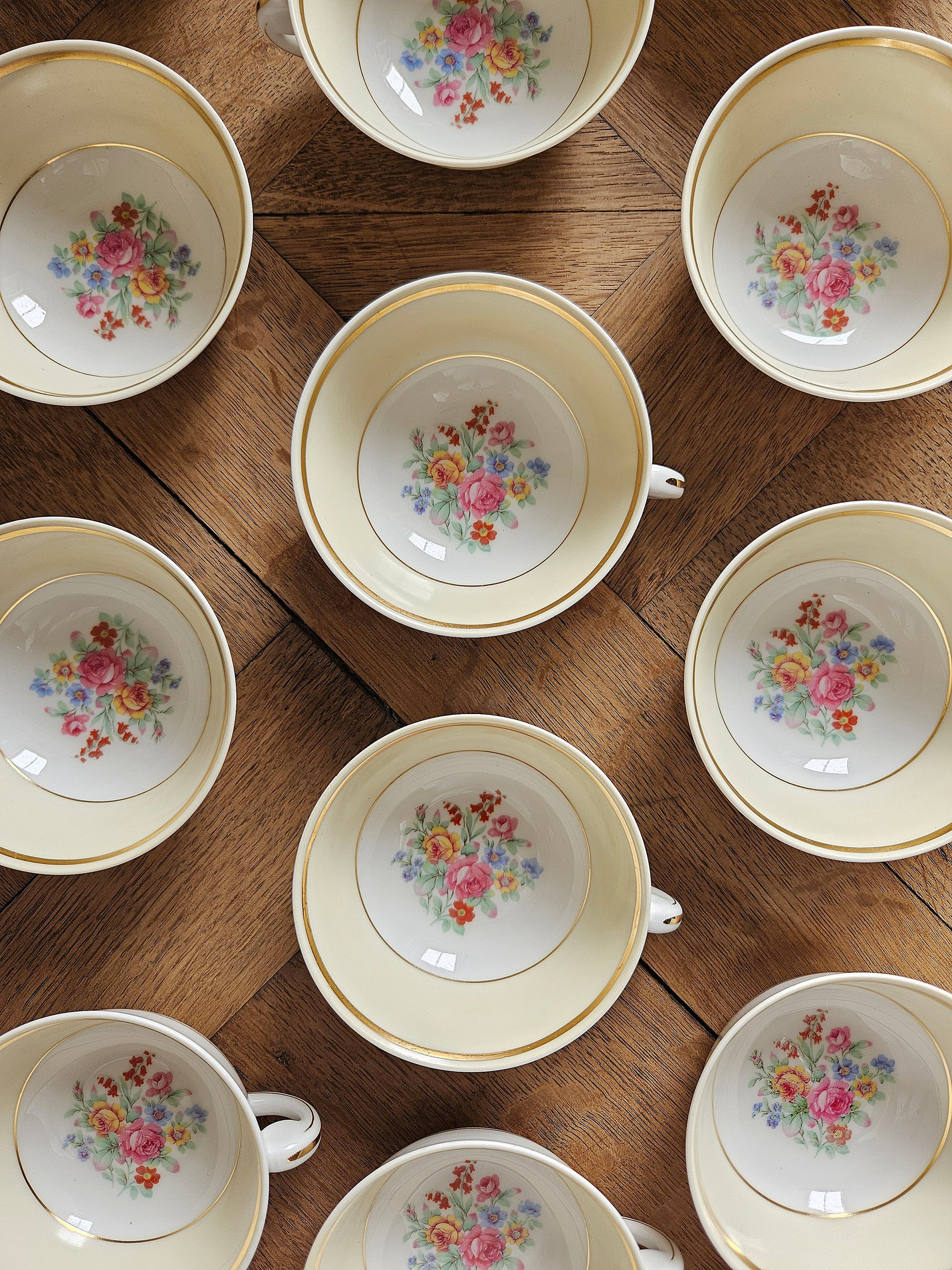 Tasses vintage en porcelaine Raynaud, Limoges. Décor fleuri. Jaune pastel.