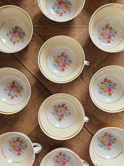 Tasses vintage en porcelaine Raynaud, Limoges. Décor fleuri. Jaune pastel.