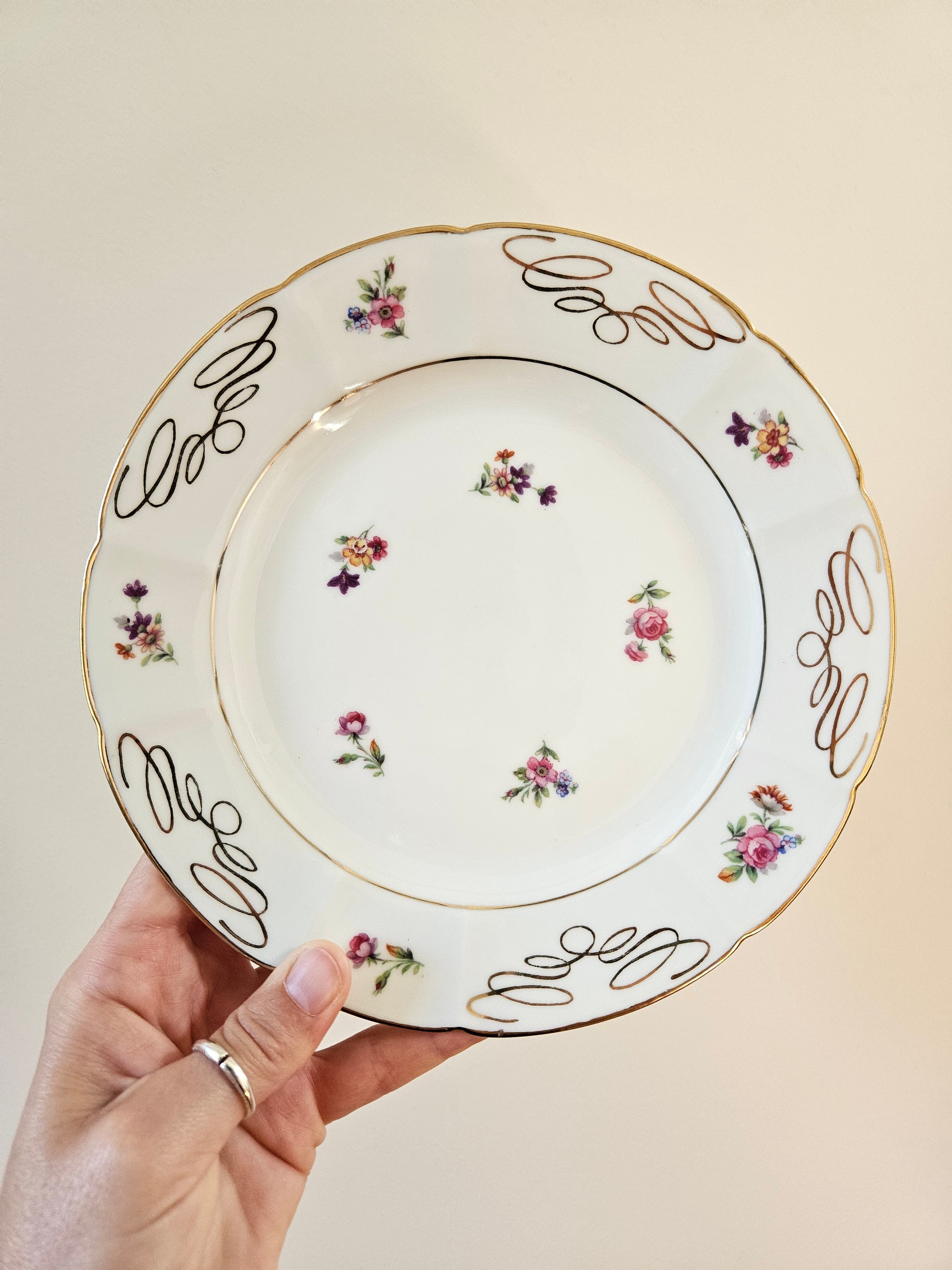 Assiette à dessert vintage en porcelaine de Châtres-sur-Cher. Décor fleuri et dorure.