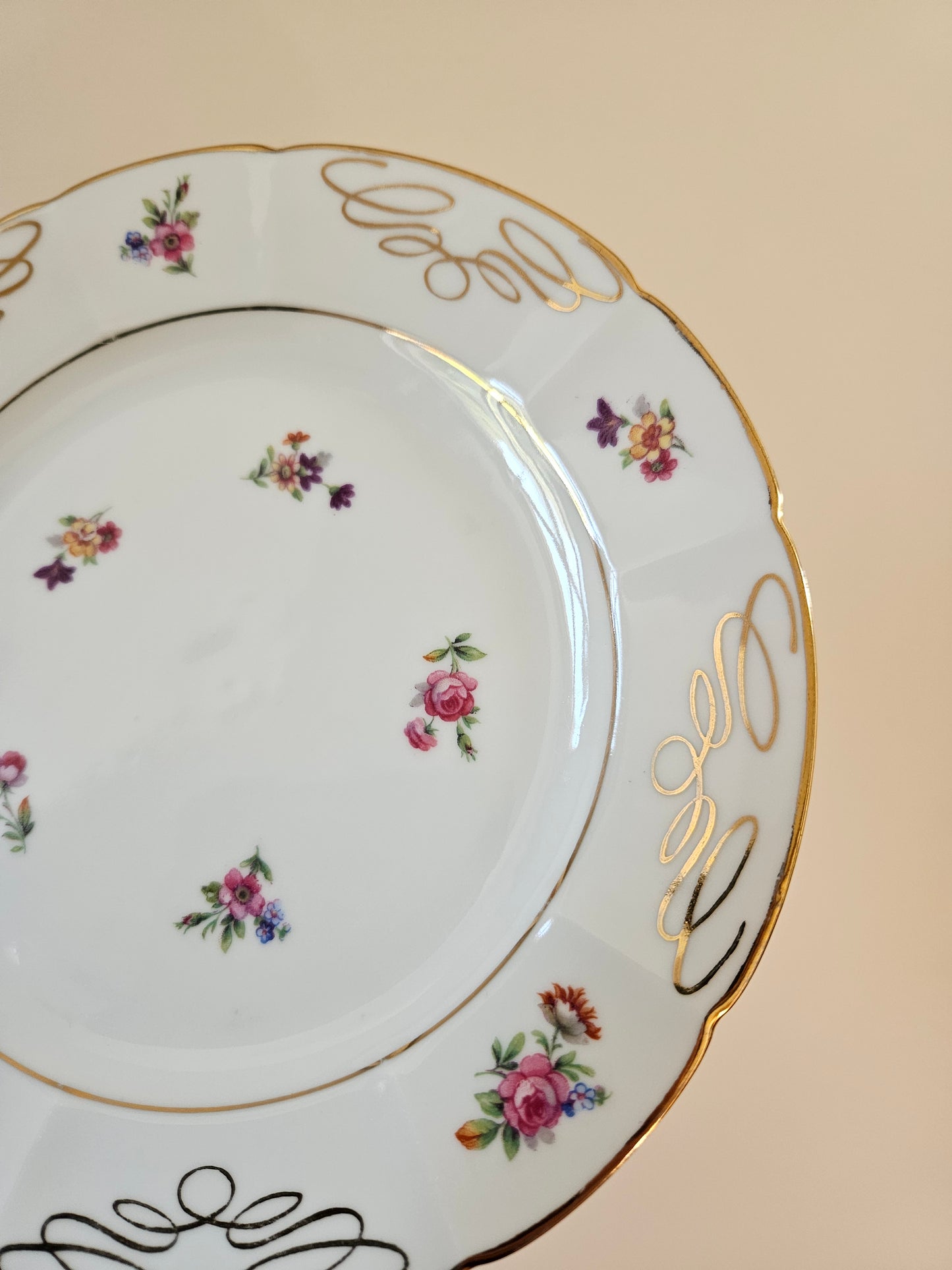 Assiettes à dessert anciennes porcelaine fleurie, Châtres-sur-Cher. Élégant décor doré.