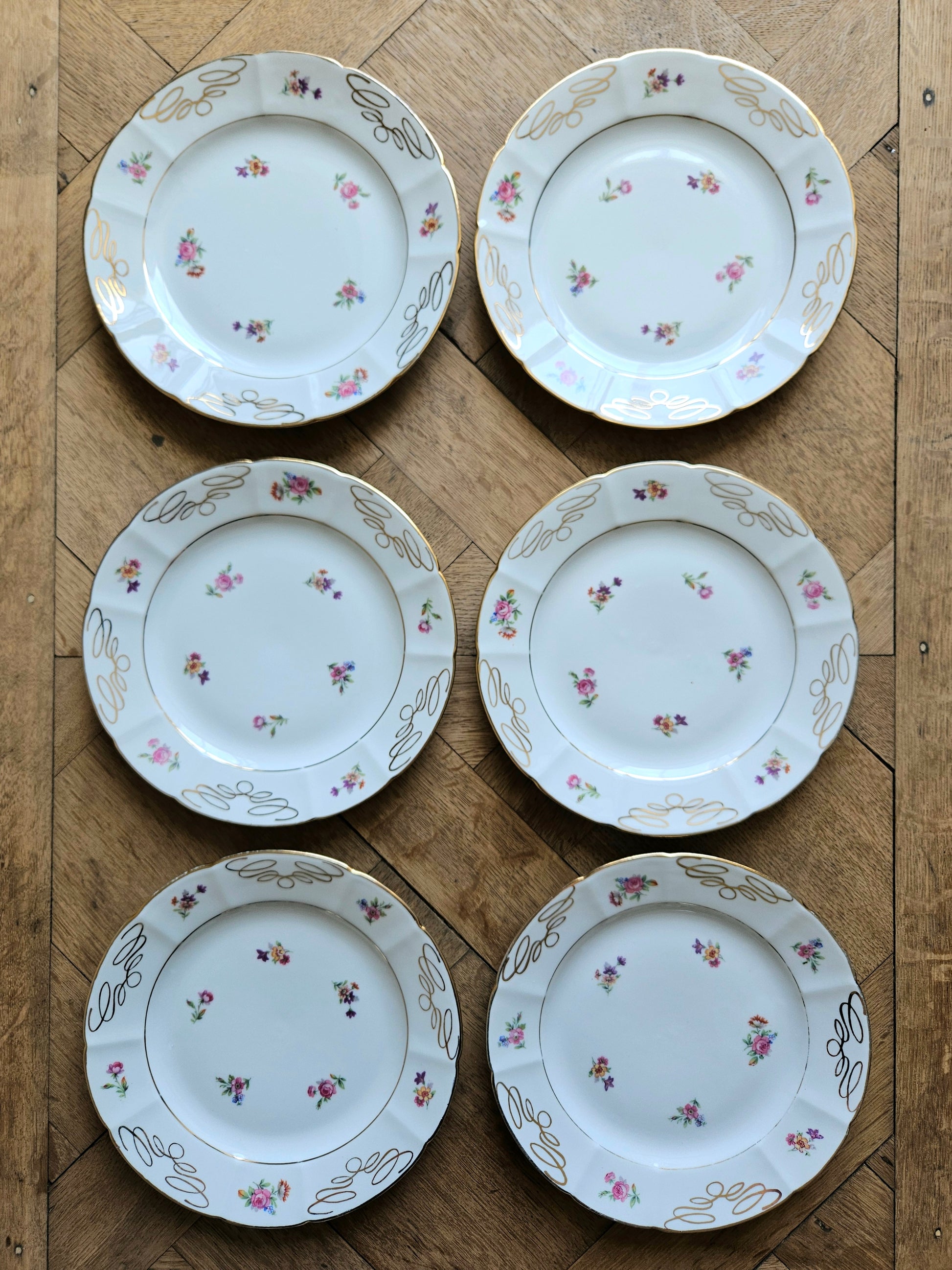 Lot de 6 assiettes à dessert vintage en porcelaine de Châtres-sur-Cher. Décor fleuri et dorure.