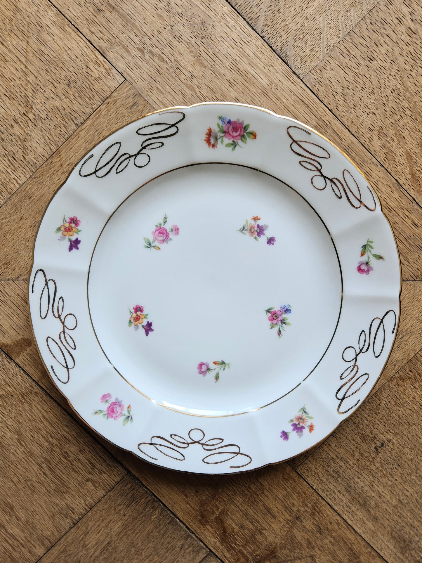 Assiette à dessert ancienne en porcelaine fleurie de Châtres-sur-Cher