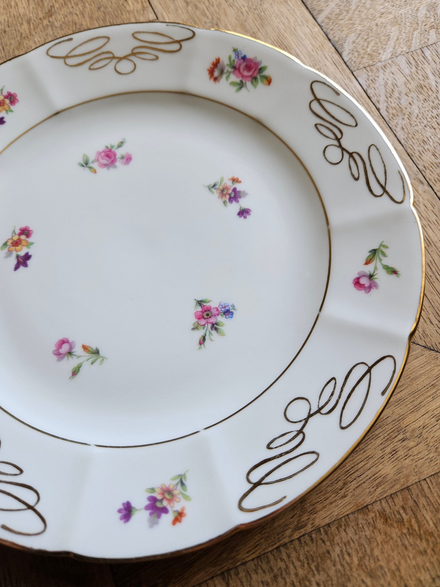 Élégant décor fleuri et doré sur assiette à dessert vintage en porcelaine