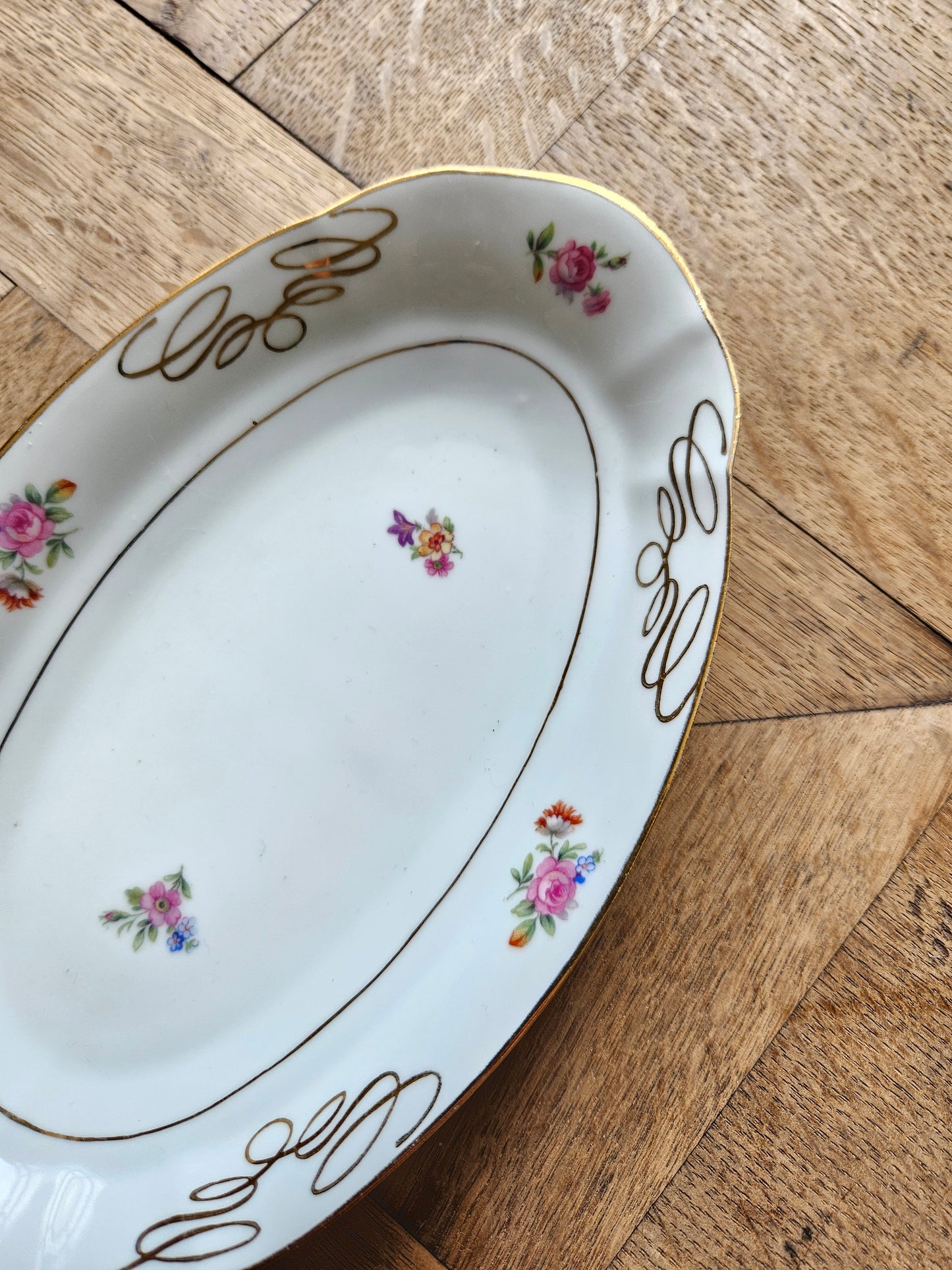 Charmant décor fleuri et doré sur ravier vintage en porcelaine