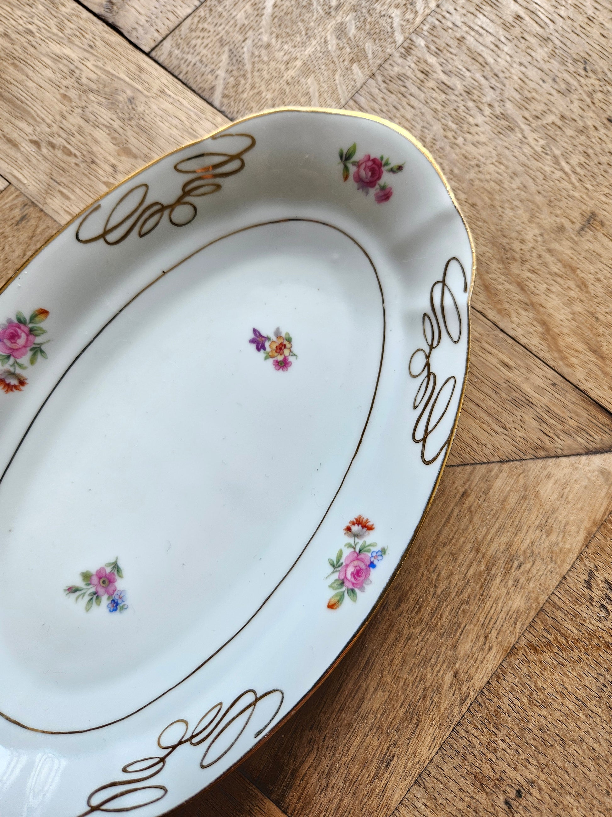 Charmant décor fleuri et doré sur ravier vintage en porcelaine