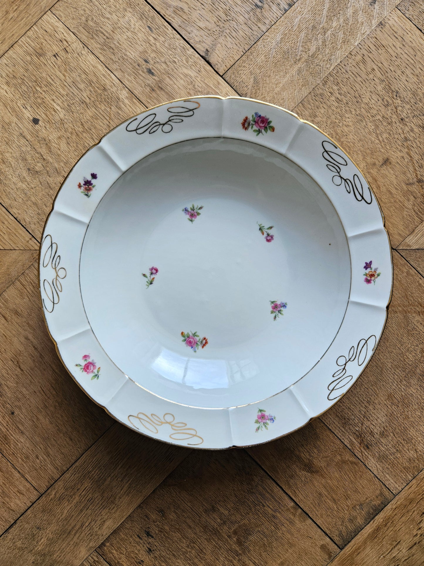 Plat creux ancien en porcelaine, petites fleurs et dorure
