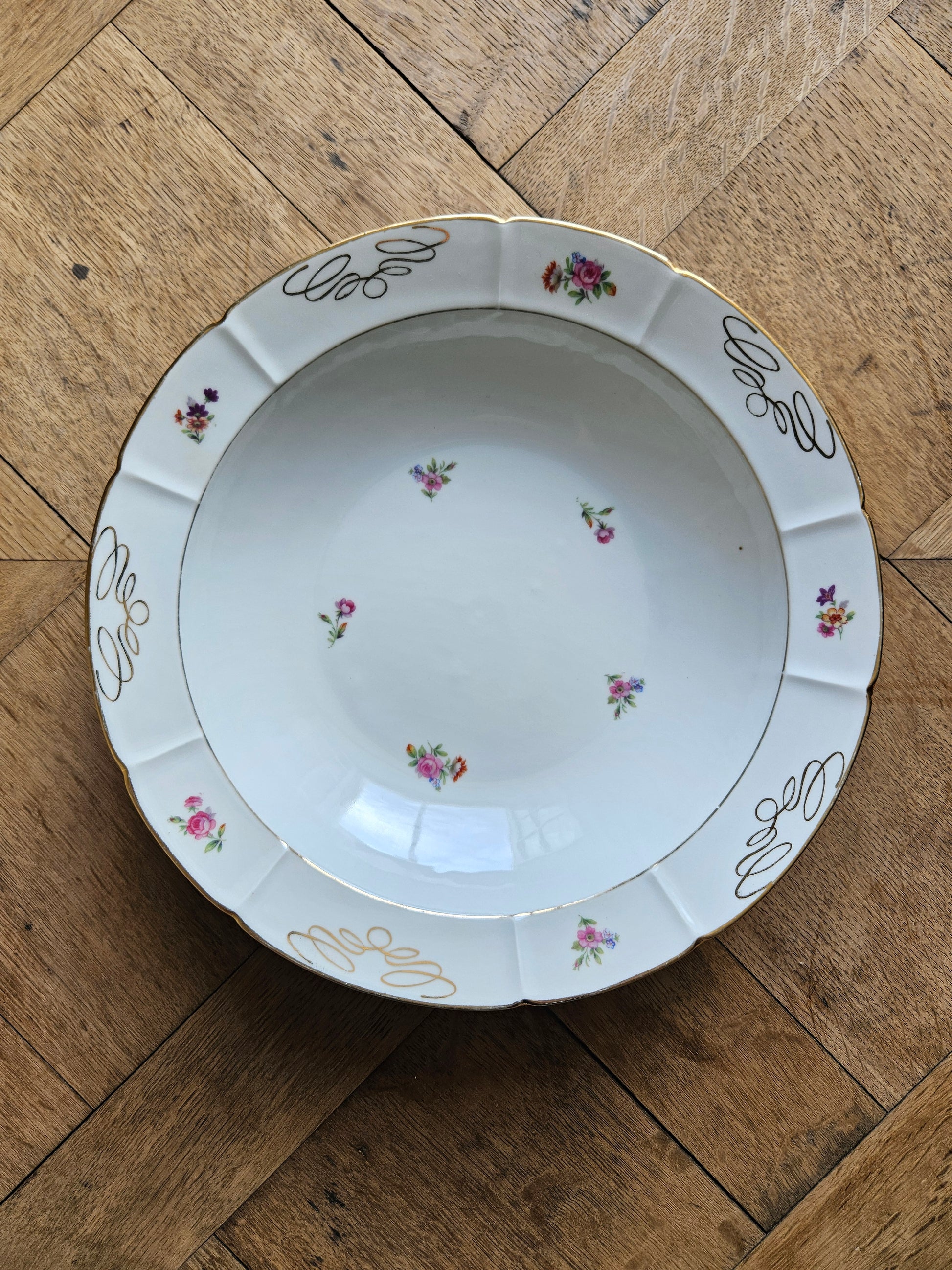Plat creux ancien en porcelaine, petites fleurs et dorure