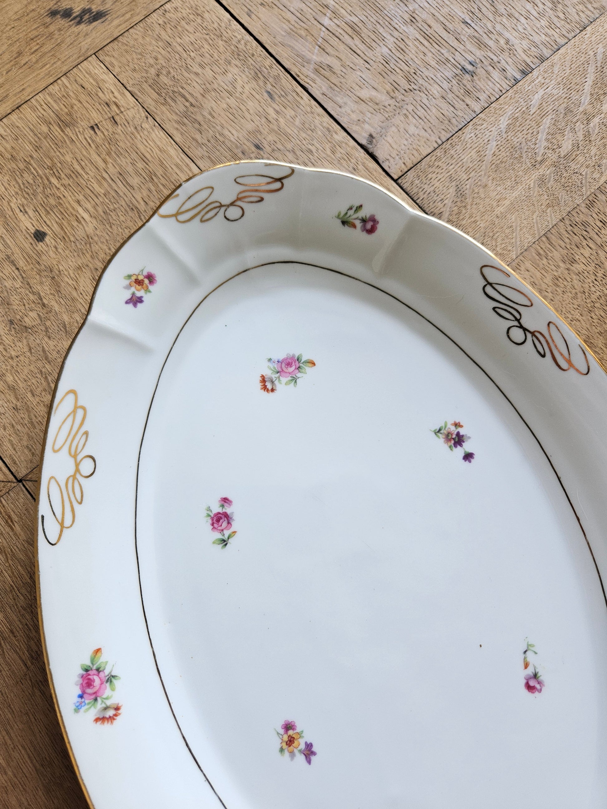 Plat ovale vintage en porcelaine, décor fleuri et dorure