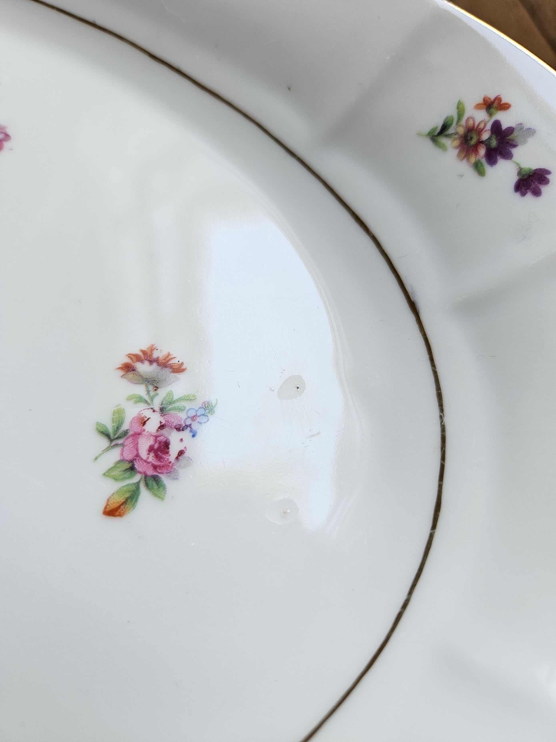 Petit défaut sur plat ovale ancien en porcelaine 