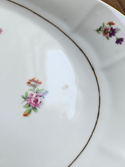 Petit défaut sur plat ovale ancien en porcelaine 