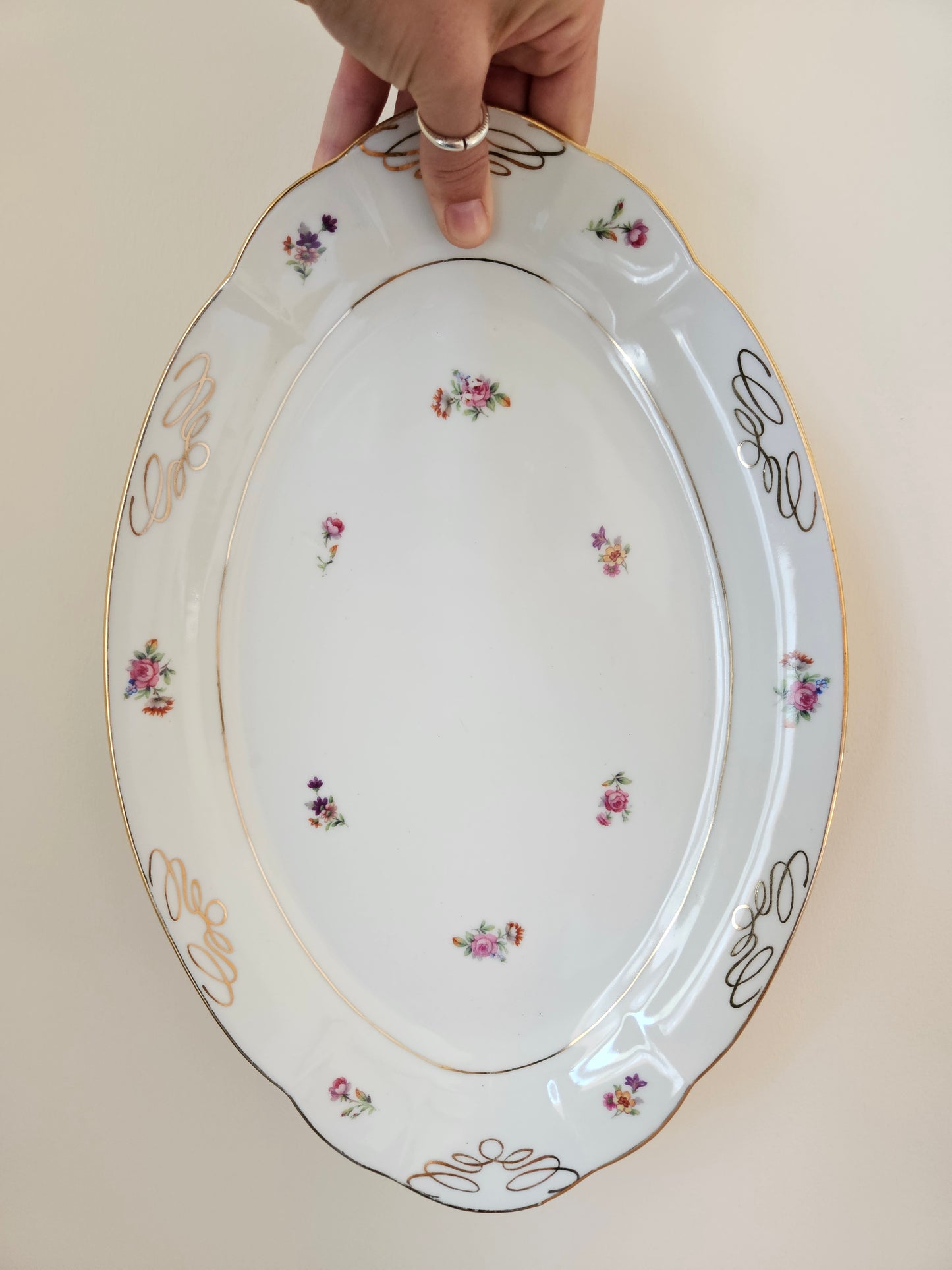 Plat ovale vintage en porcelaine fleurie, Châtres-sur-Cher