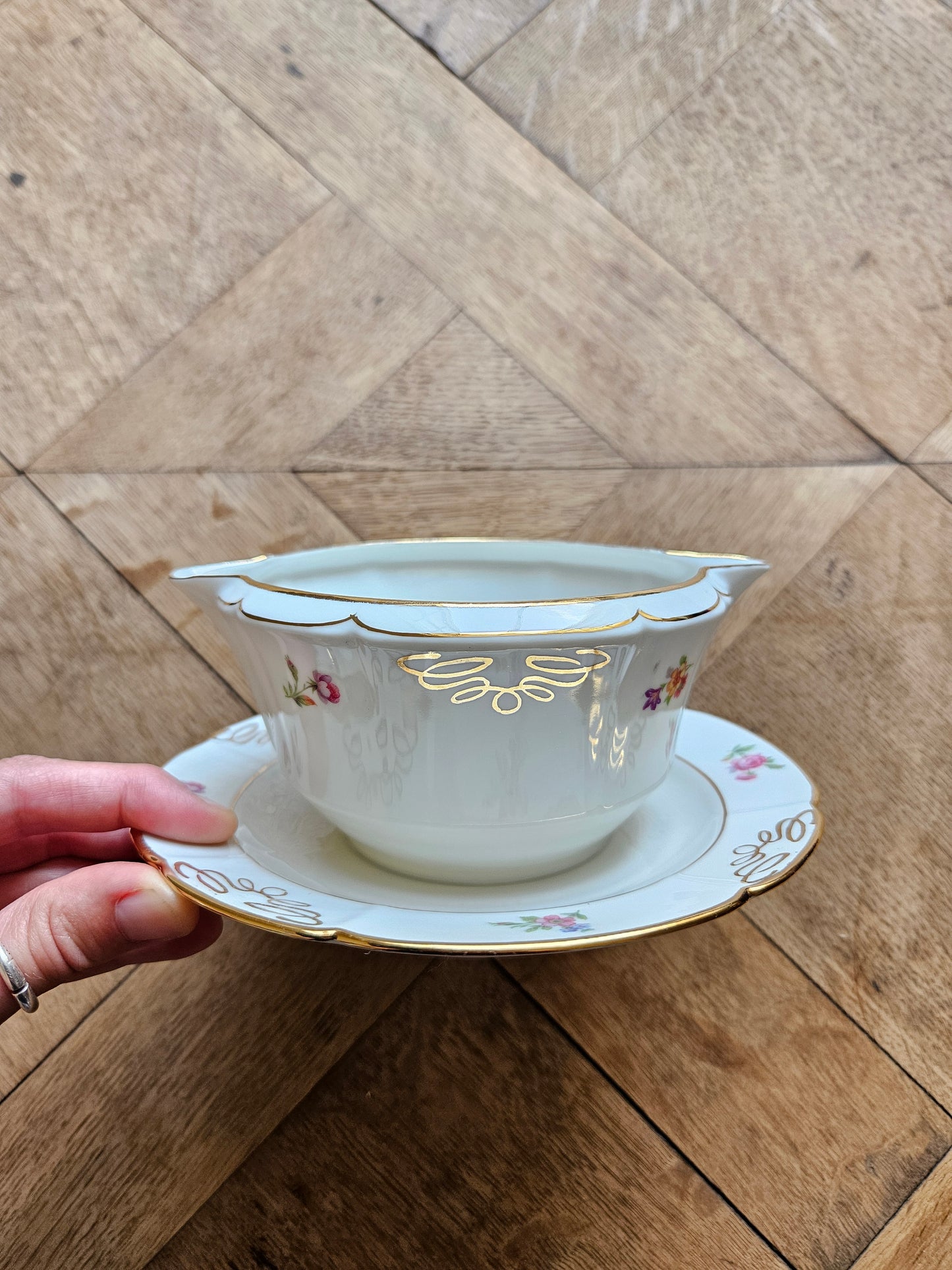 Saucière vintage en porcelaine de Châtres-sur-Cher. Beau décor doré. 