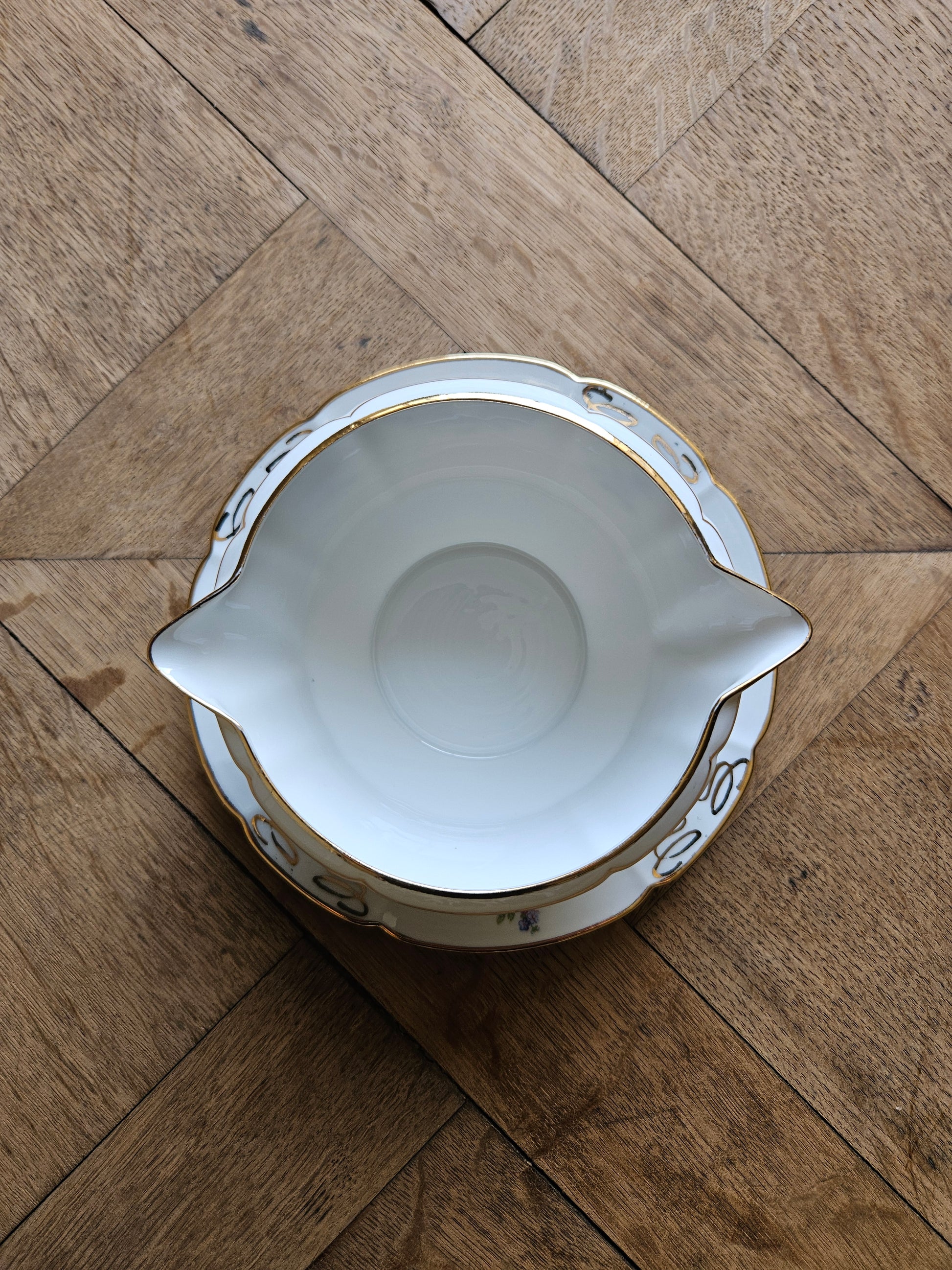 Intérieur de saucière ancienne porcelaine fleurie, Châtres-sur-Cher