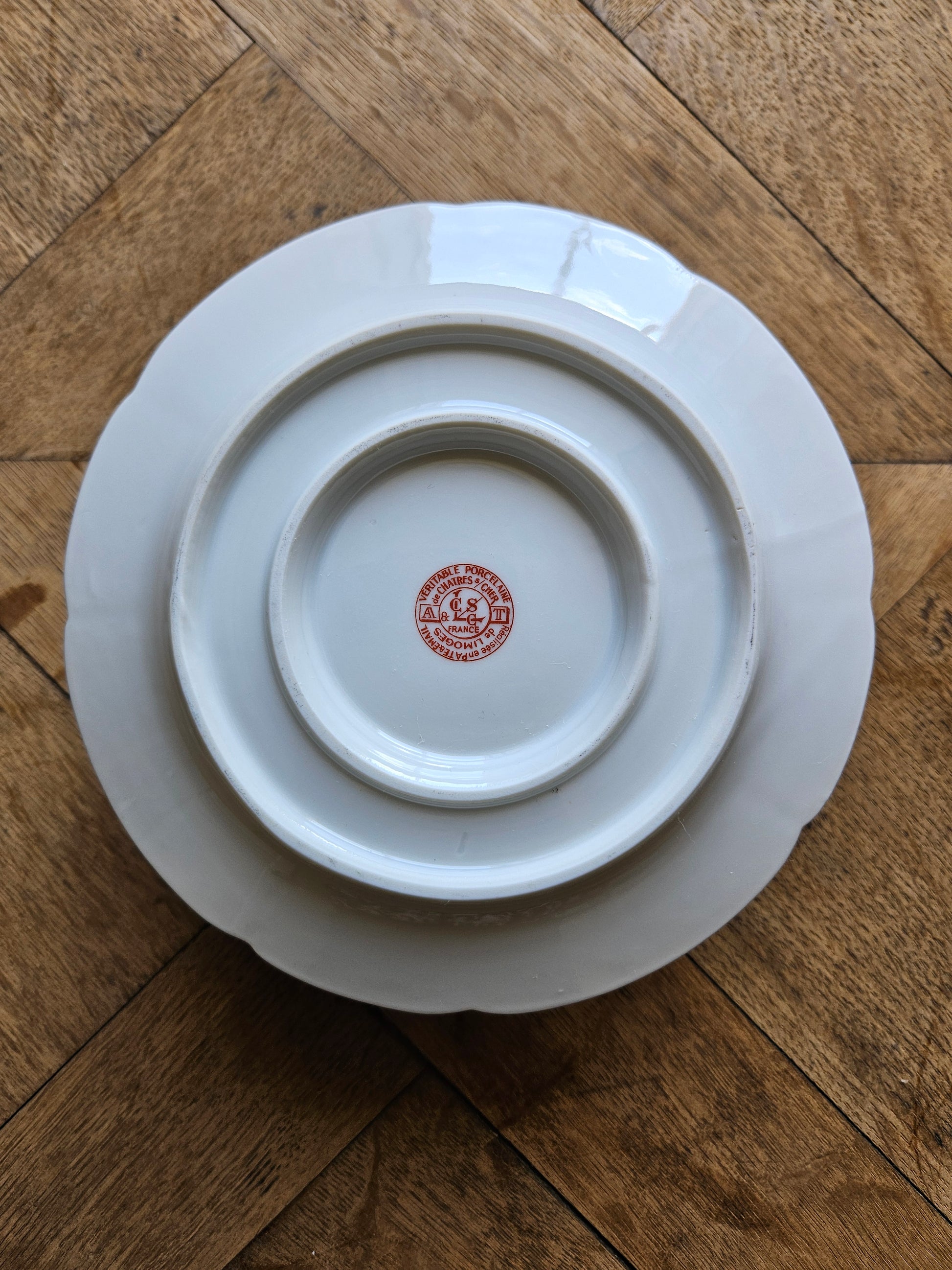 Saucière estampillée porcelaine de Châtres-sur-Cher. Pâte et émail de Limoges.