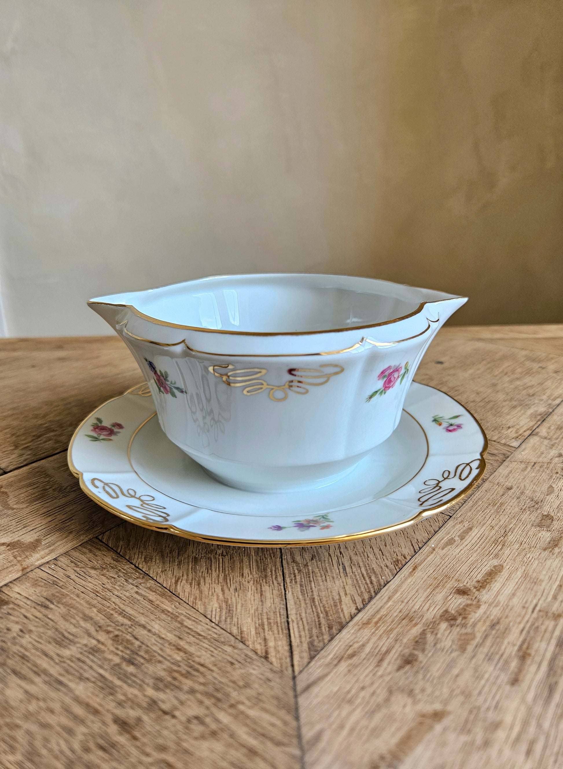 Saucière vintage en porcelaine de Châtres-sur-Cher. Pâte et émail de Limoges. Style shabby chic.