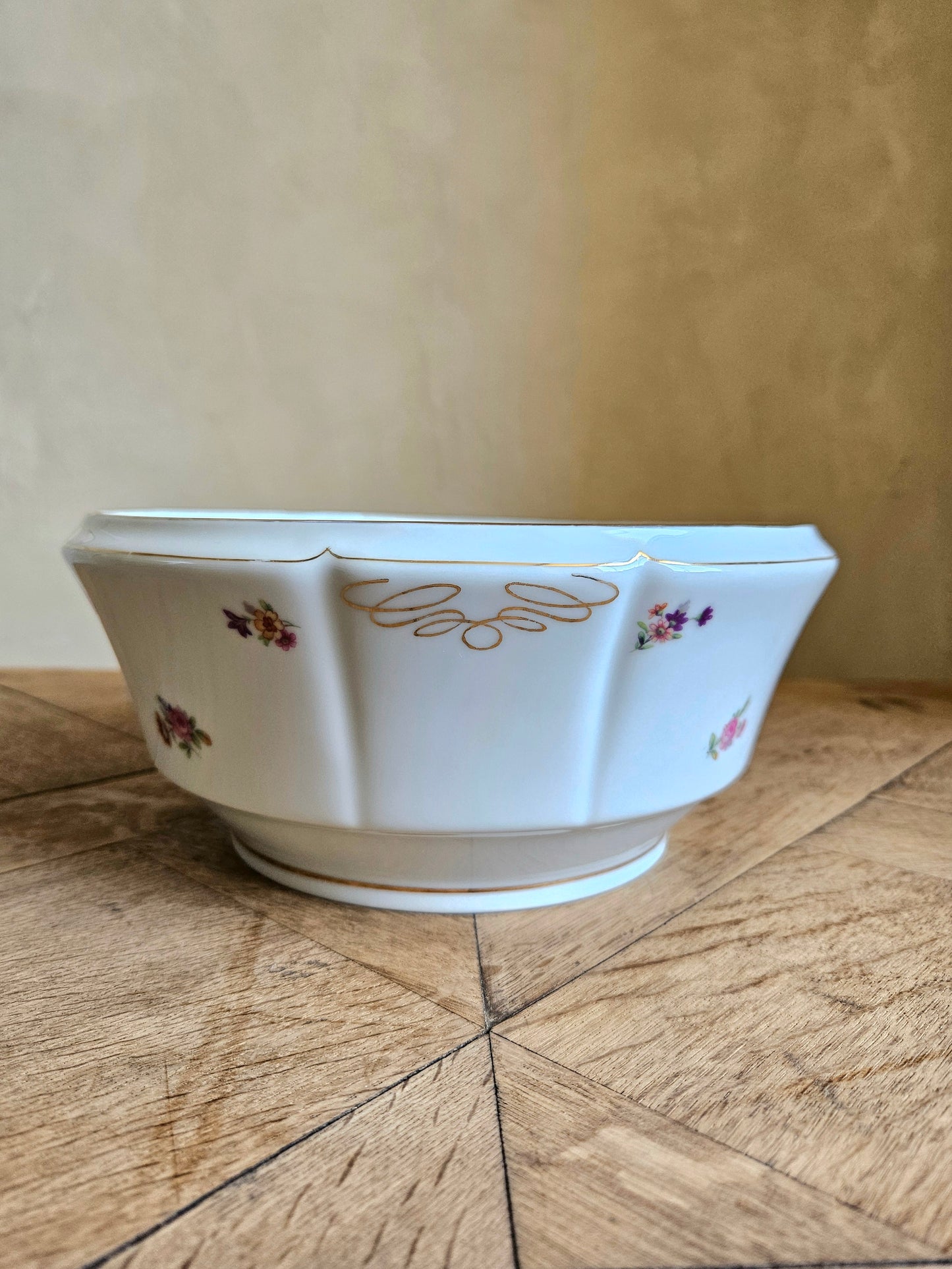 Saladier ancien porcelaine fleurie, Châtres-sur-Cher. Fleurs et dorure.