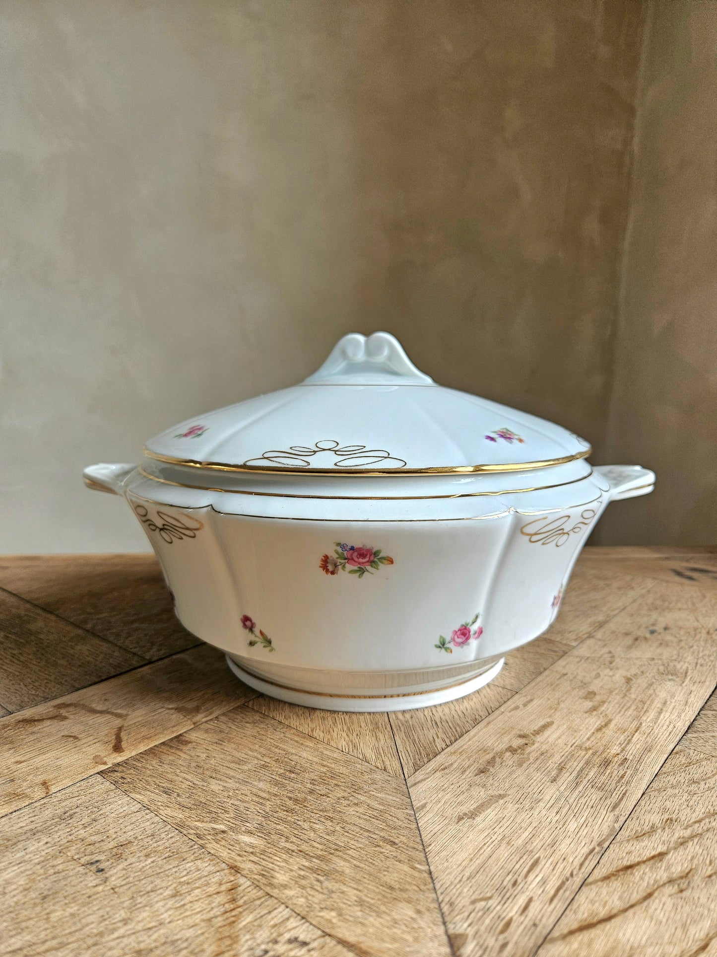 Soupière ancienne en porcelaine fleurie de Châtres-sur-Cher