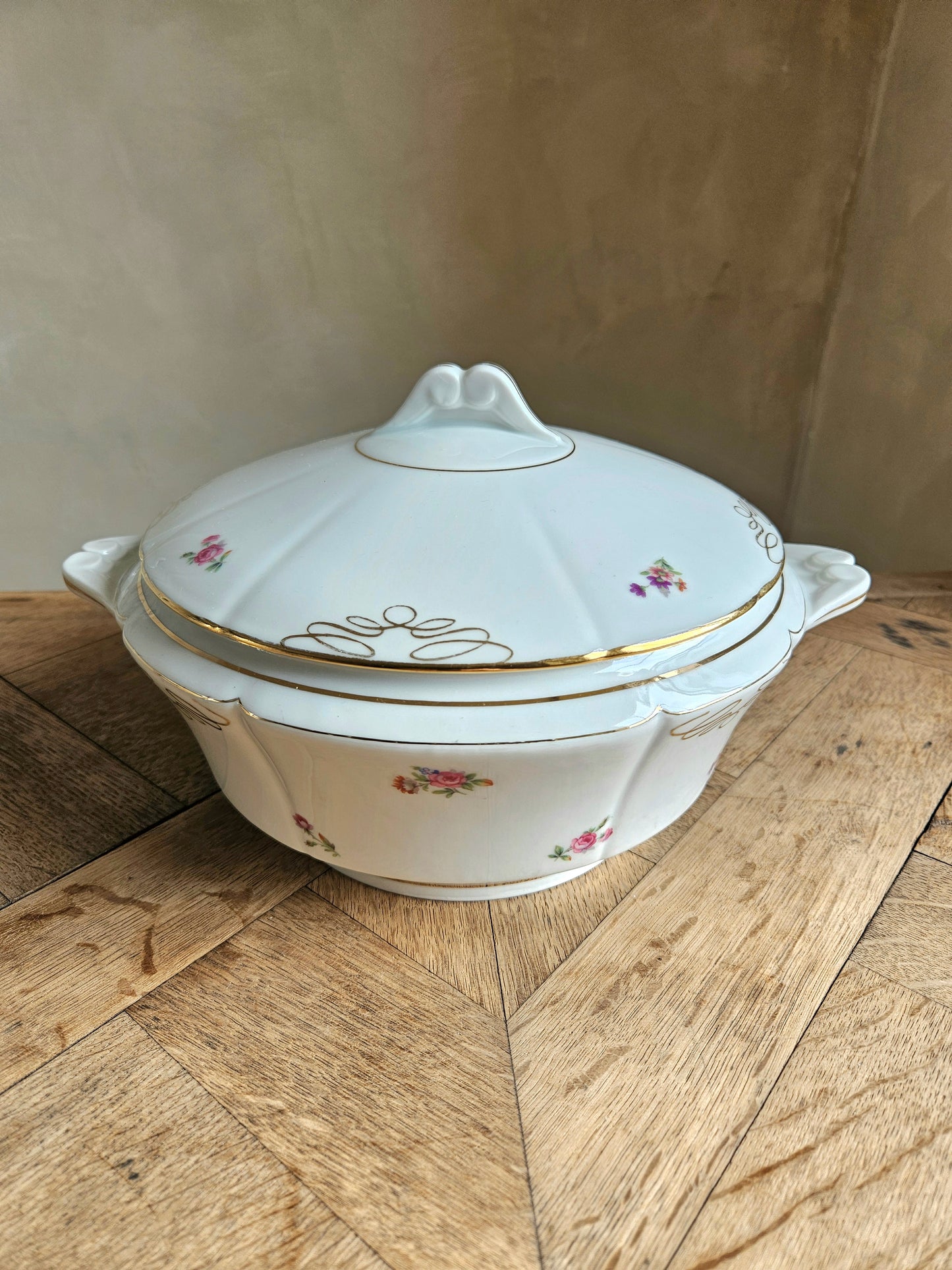 Soupière ancienne en porcelaine, motif fleuri et dorure