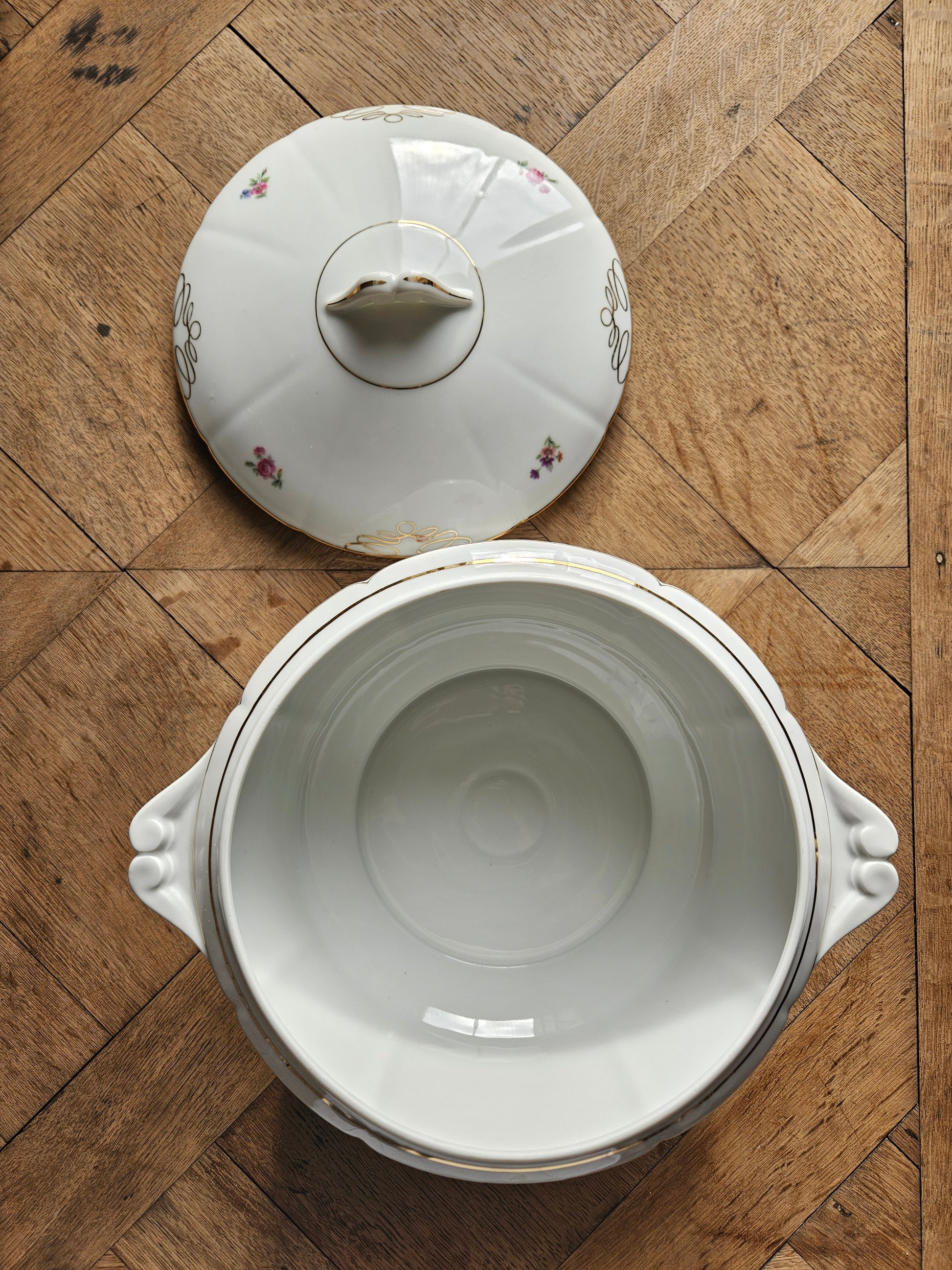 Soupière ancienne porcelaine fleurie, Châtres-sur-Cher. Pâte et émail de Limoges. Très bon état. 