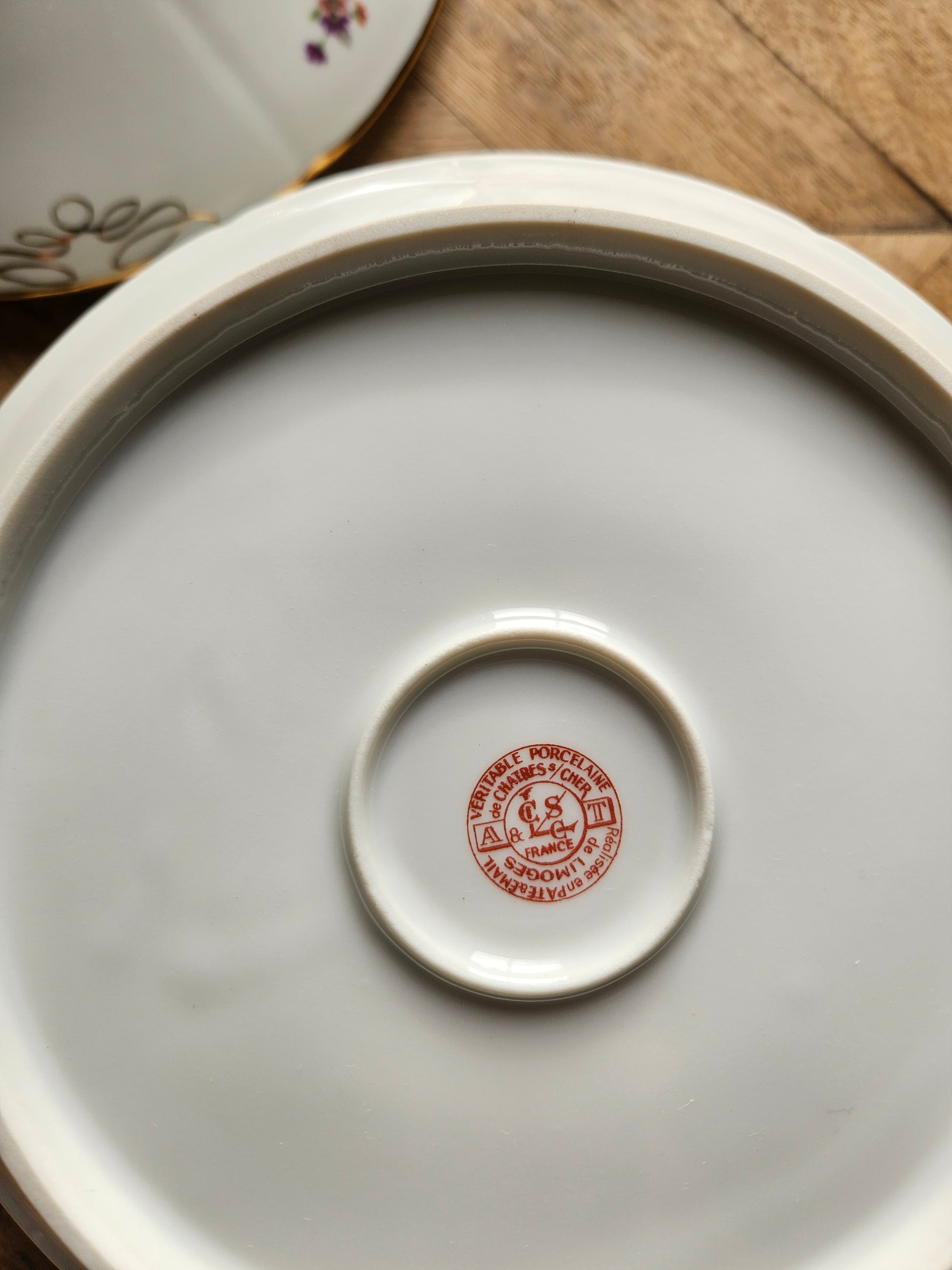 Véritable porcelaine de Châtres-sur-Cher, réalisée en pâte et émail de Limoges 