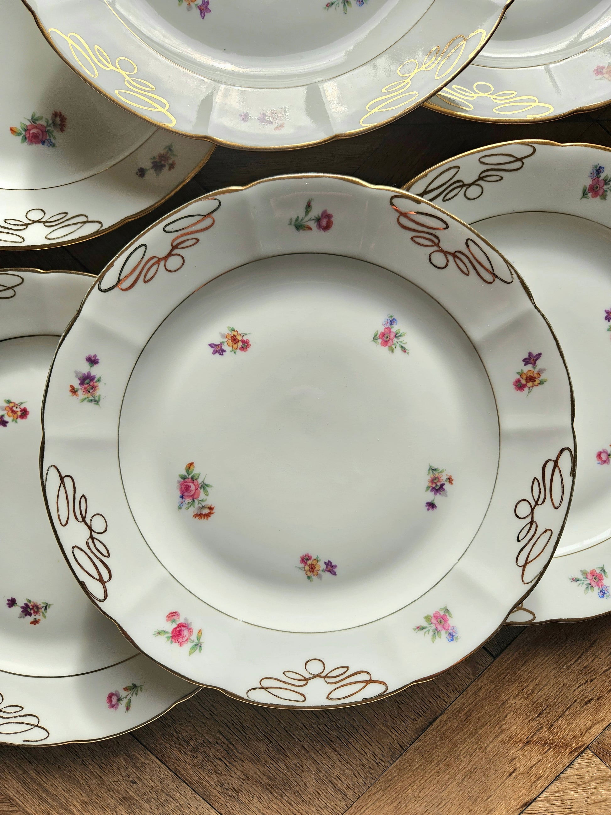Assiette plate vintage en porcelaine de Châtres-sur-Cher. Motif fleuri et superbe dorure.