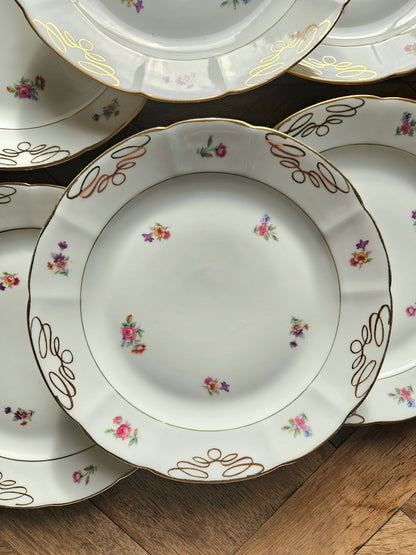 Assiette plate vintage en porcelaine de Châtres-sur-Cher. Motif fleuri et superbe dorure.