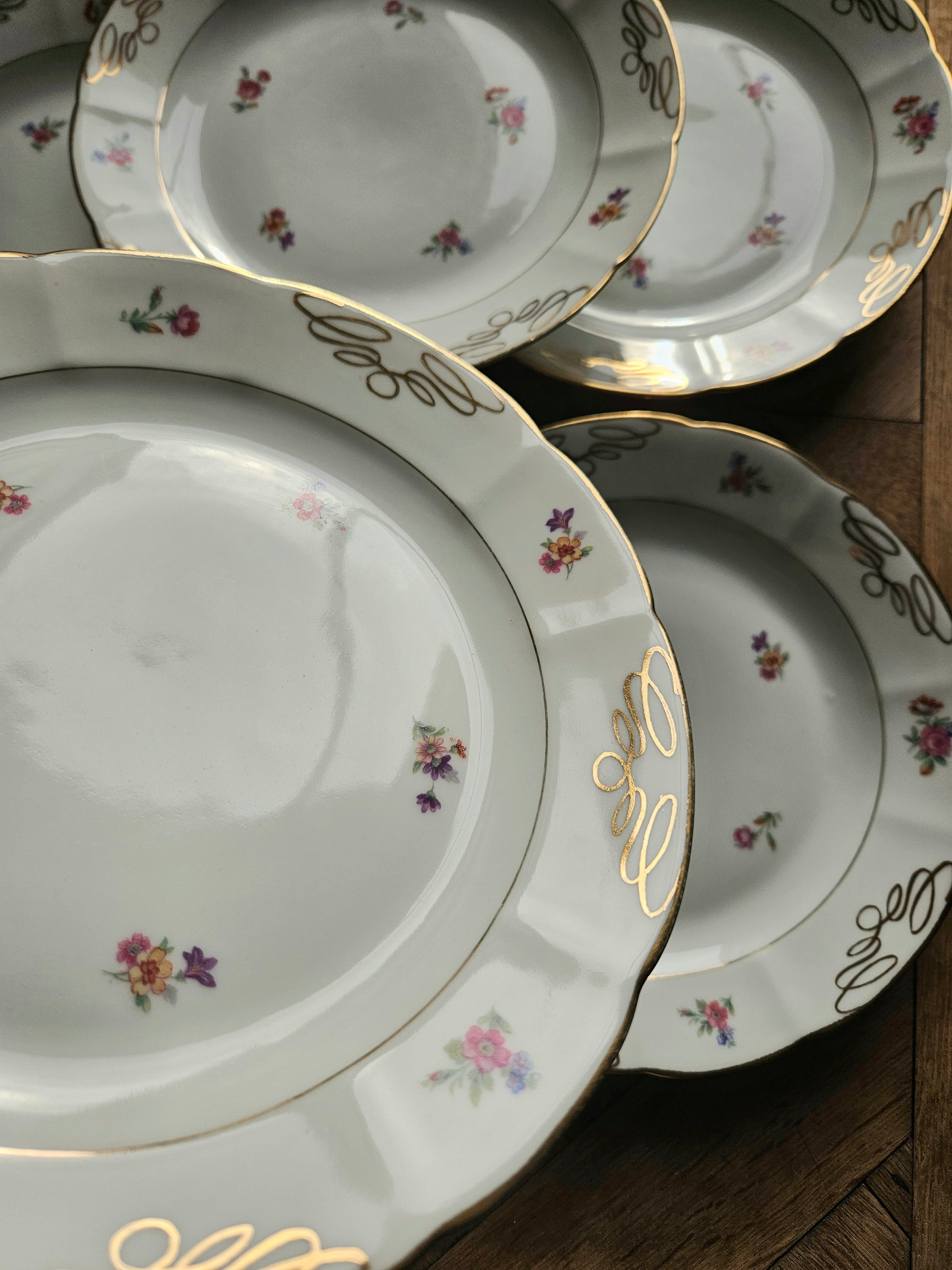 Dorure sur assiette en porcelaine ancienne.