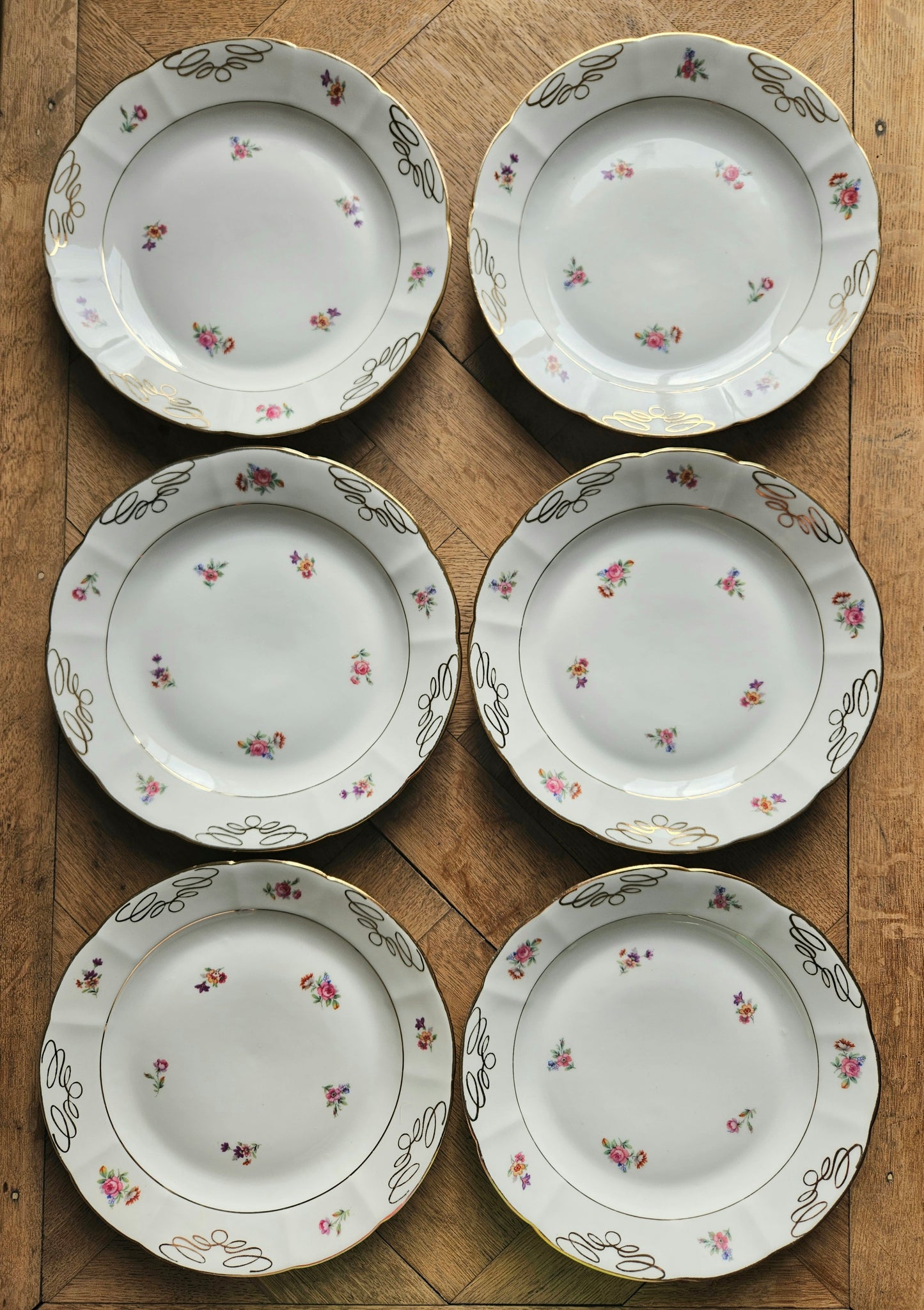 Assiettes plates anciennes porcelaine fleurie, Châtres-sur-Cher