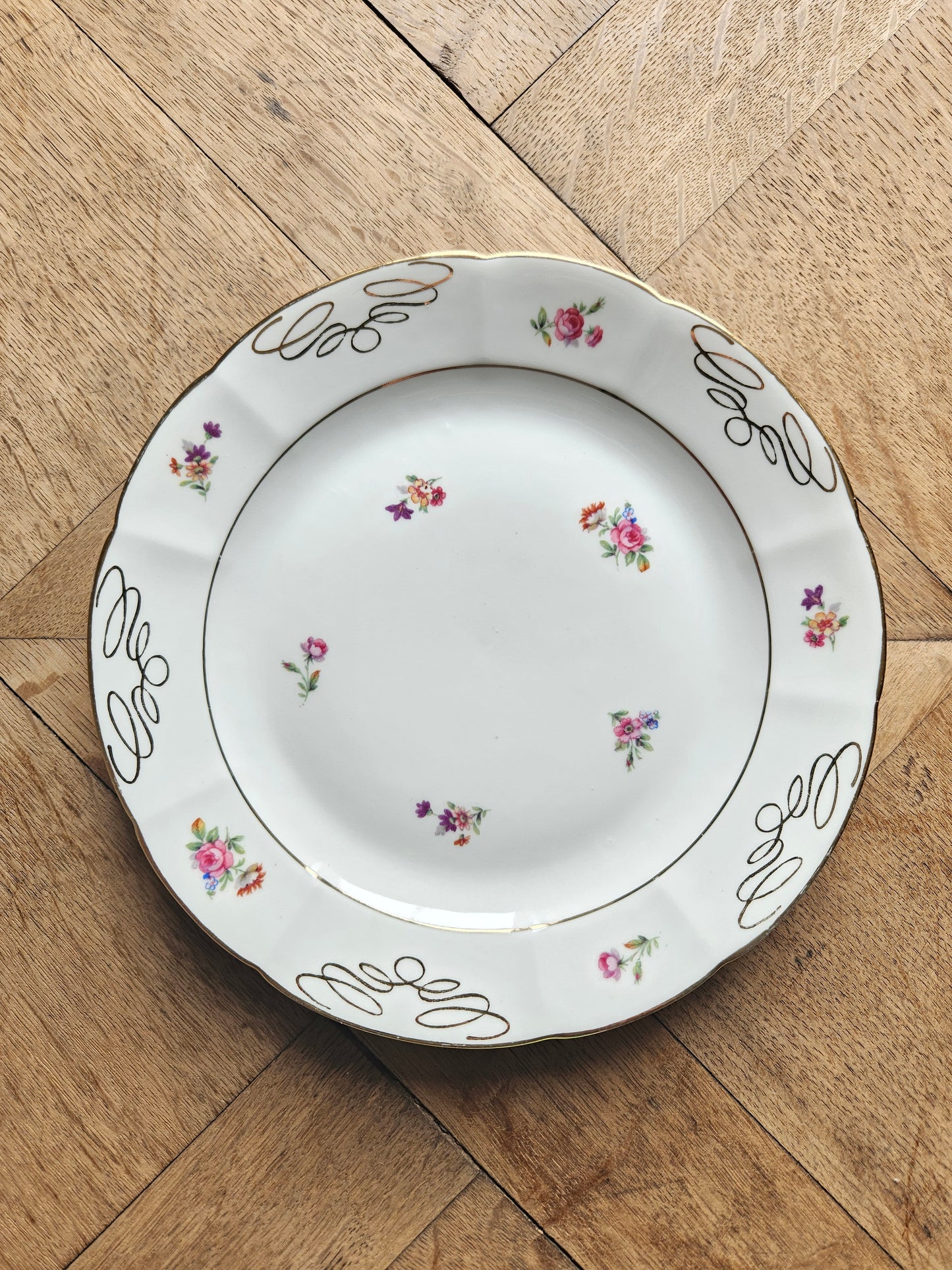 Assiette plate vintage en porcelaine de Châtres-sur-Cher. Décor fleuri et dorure. Pâte et émail de Limoges. 