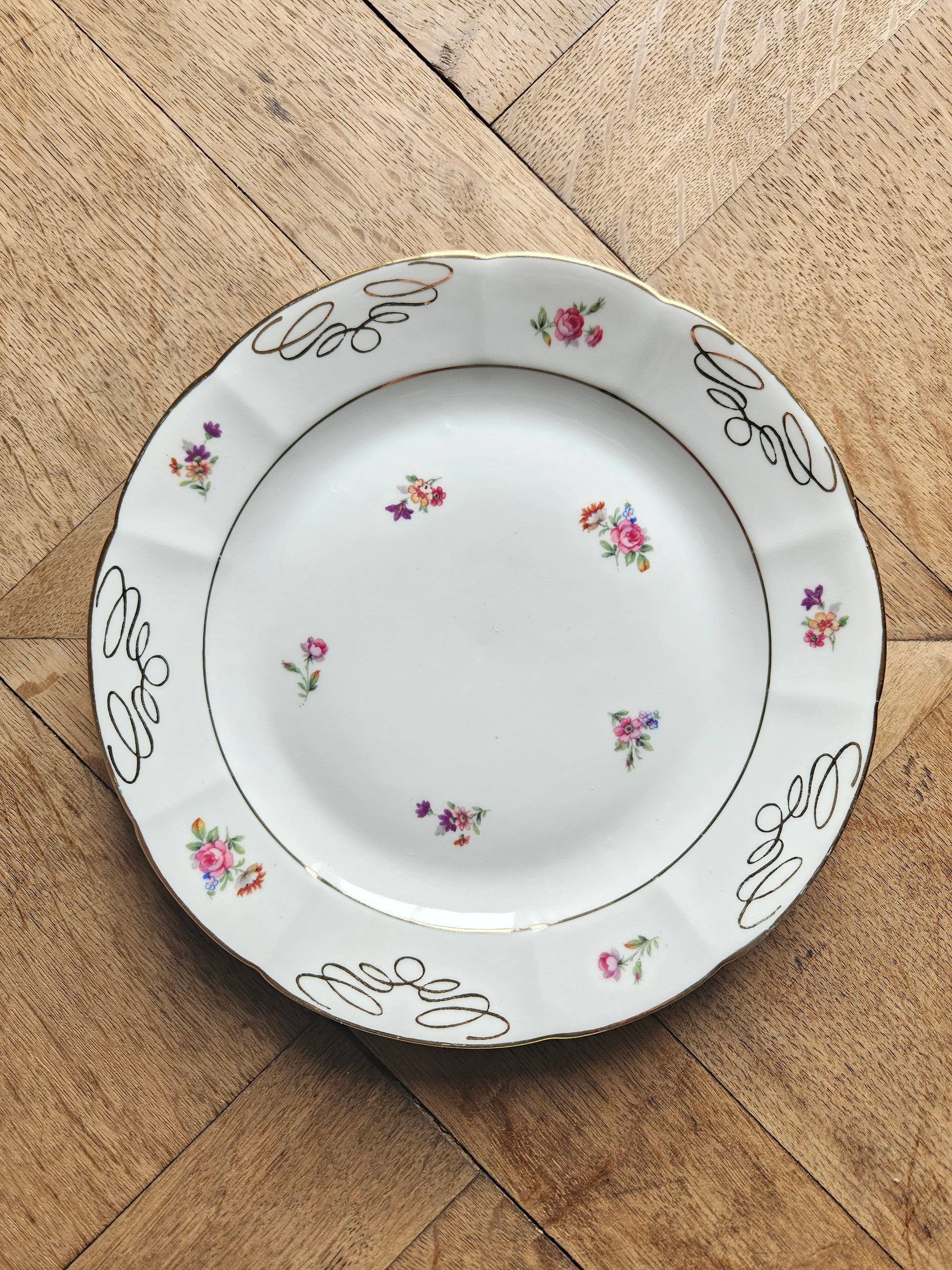 Assiette plate vintage en porcelaine de Châtres-sur-Cher. Décor fleuri et dorure. Pâte et émail de Limoges. 