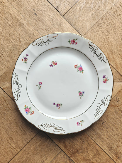 Assiette plate vintage en porcelaine de Châtres-sur-Cher. Décor fleuri et dorure. Pâte et émail de Limoges. 