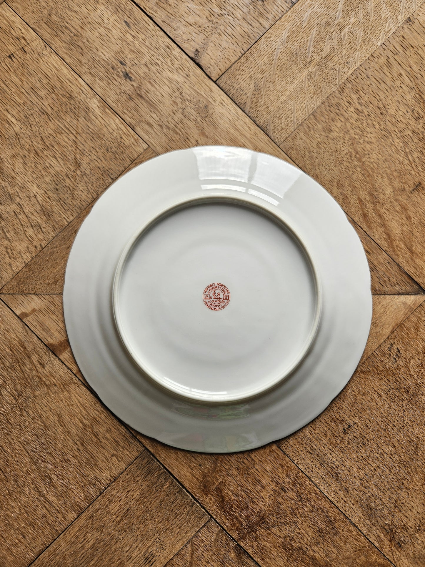 Estampille sur assiette plate vintage en porcelaine de Châtres-sur-Cher. 
