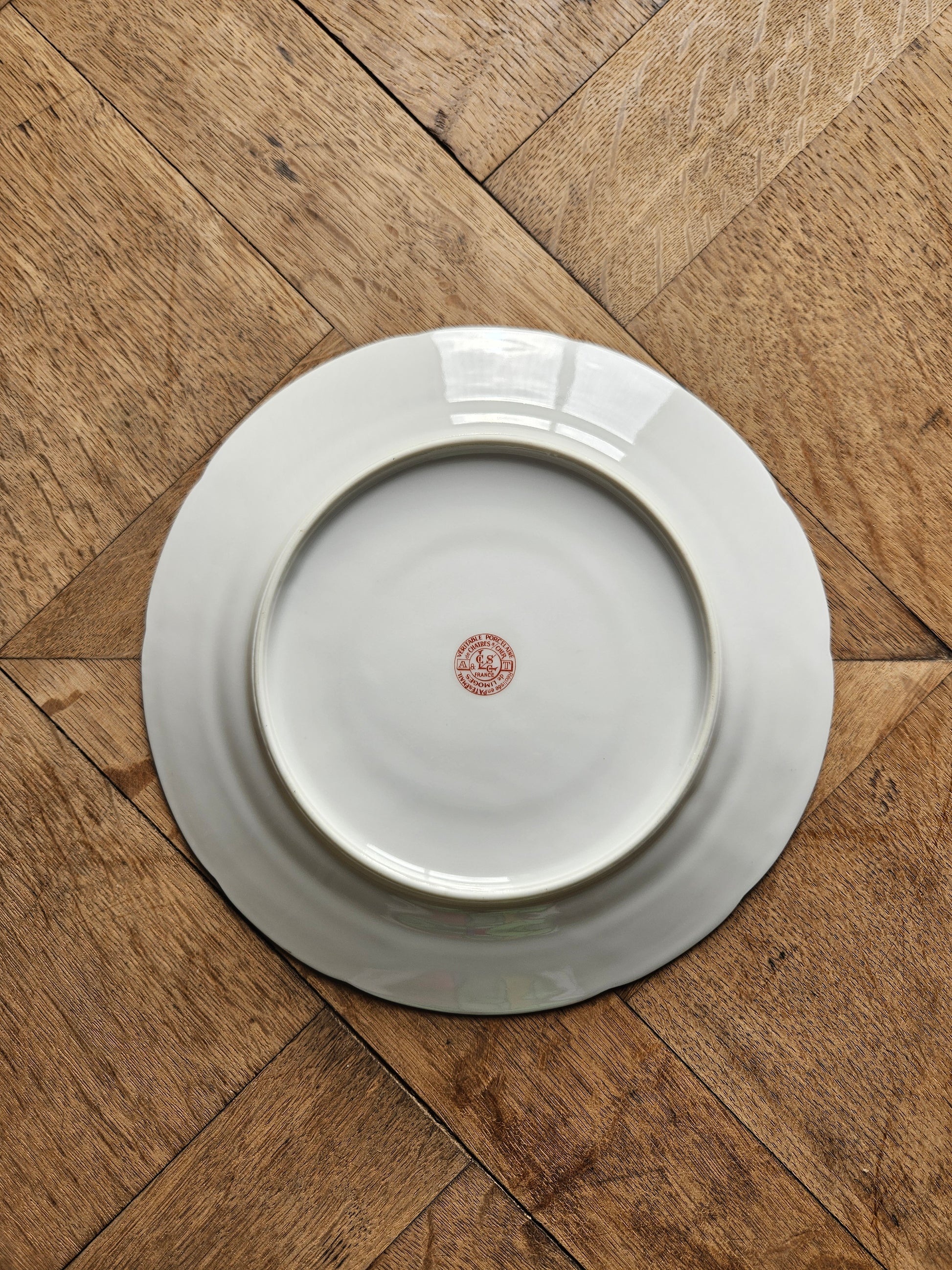 Estampille sur assiette plate vintage en porcelaine de Châtres-sur-Cher. 