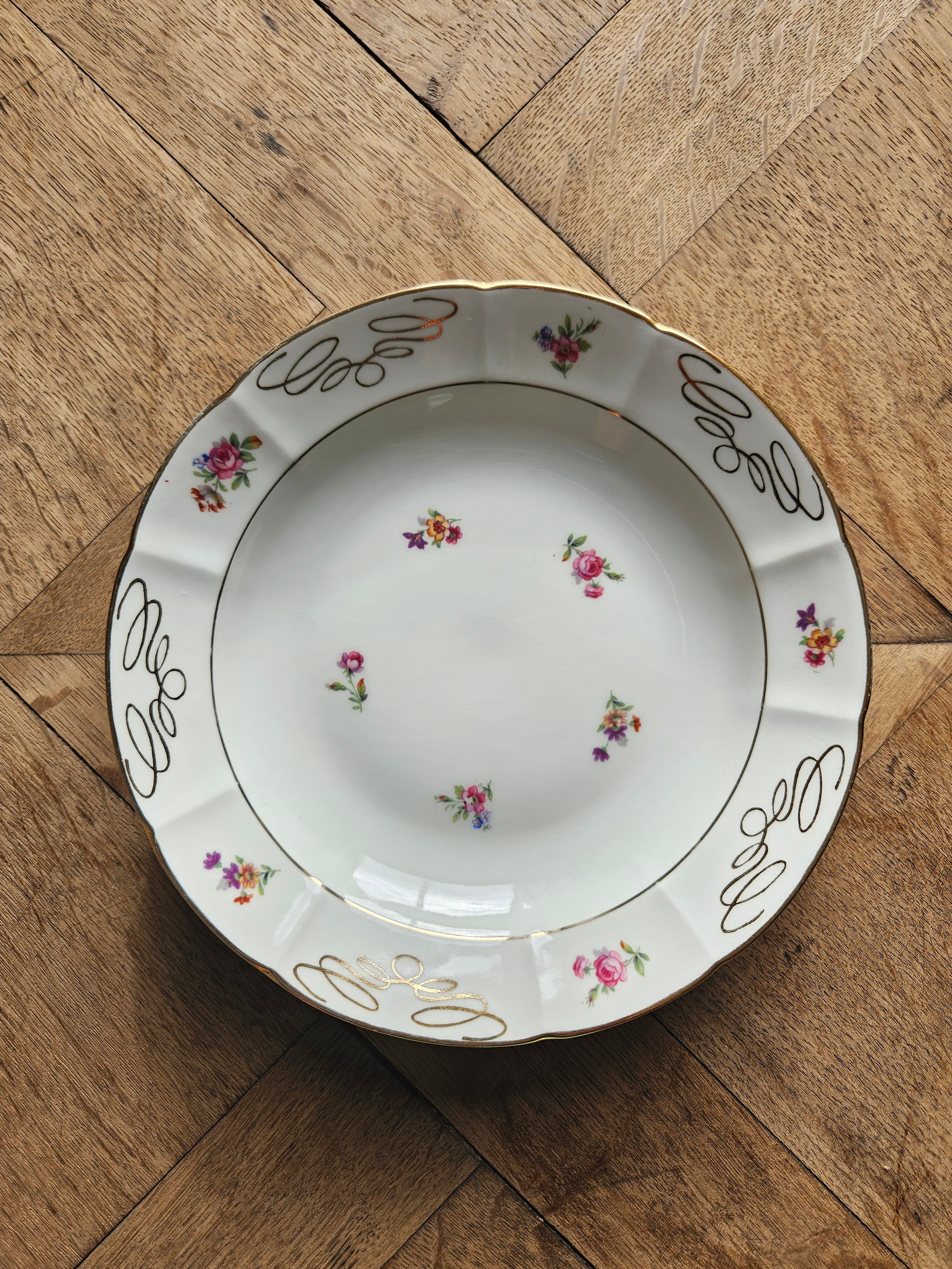 Assiette creuse vintage en porcelaine de Châtres-sur-Cher. Décor fleuri et dorure.