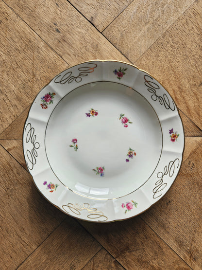 Assiette creuse vintage en porcelaine de Châtres-sur-Cher. Décor fleuri et dorure.