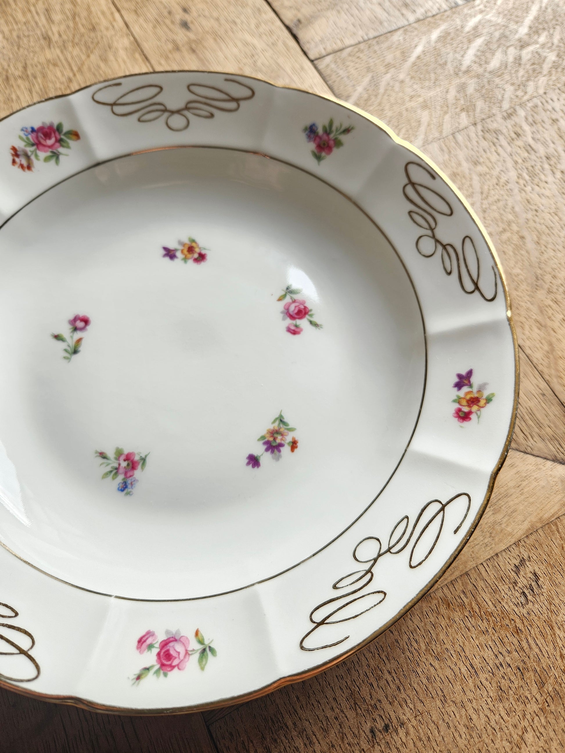 Assiette creuse ancienne en porcelaine de Châtres-sur-Cher. Fleurs et jolie décor doré. 