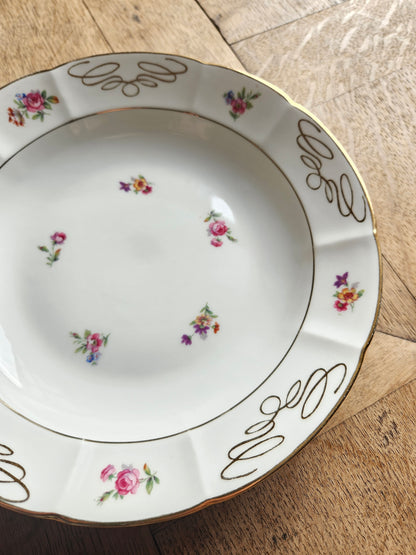 Assiette creuse ancienne en porcelaine de Châtres-sur-Cher. Fleurs et jolie décor doré. 