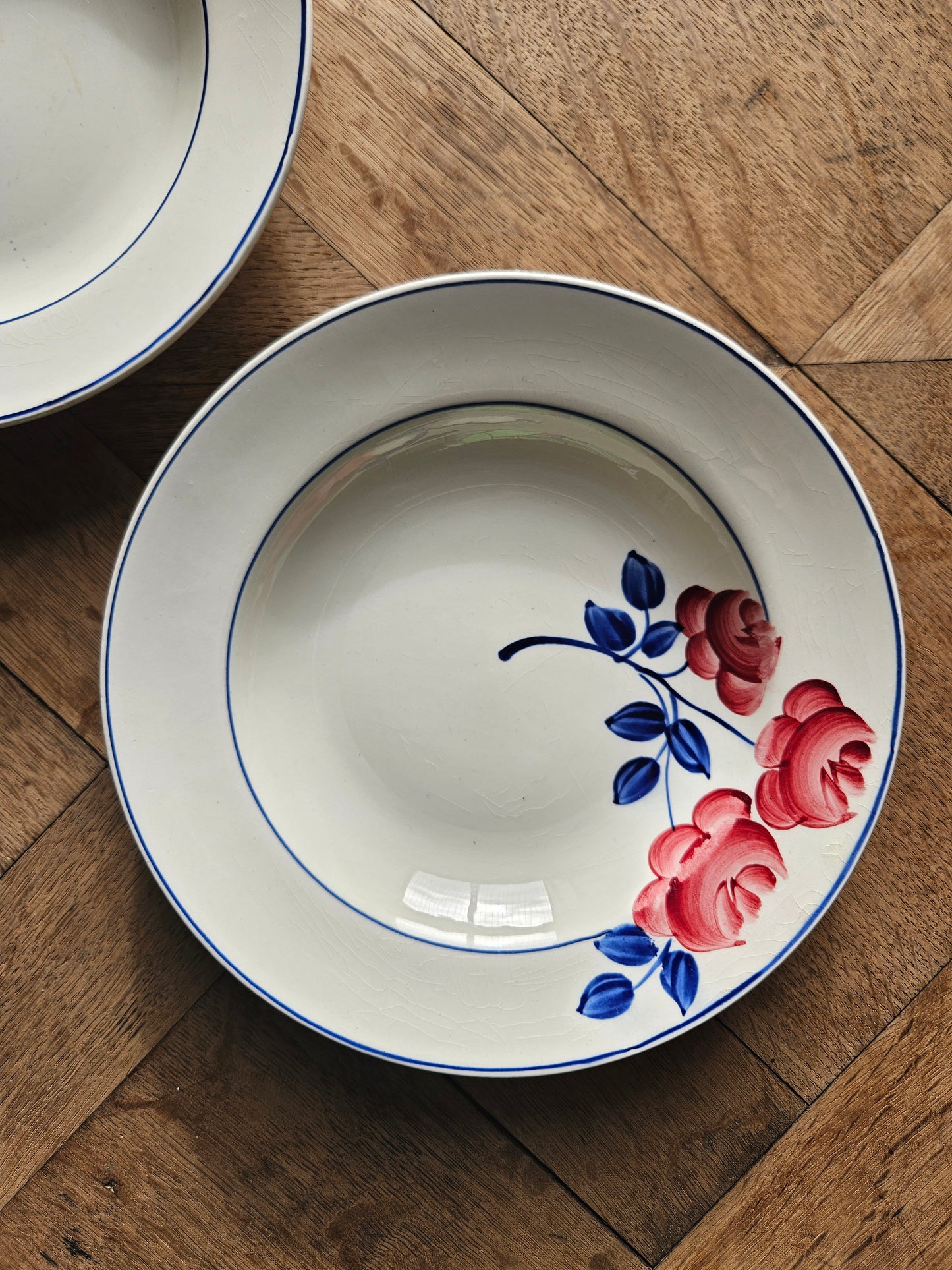 Assiettes creuses vintage dépareillées, rouges et bleues