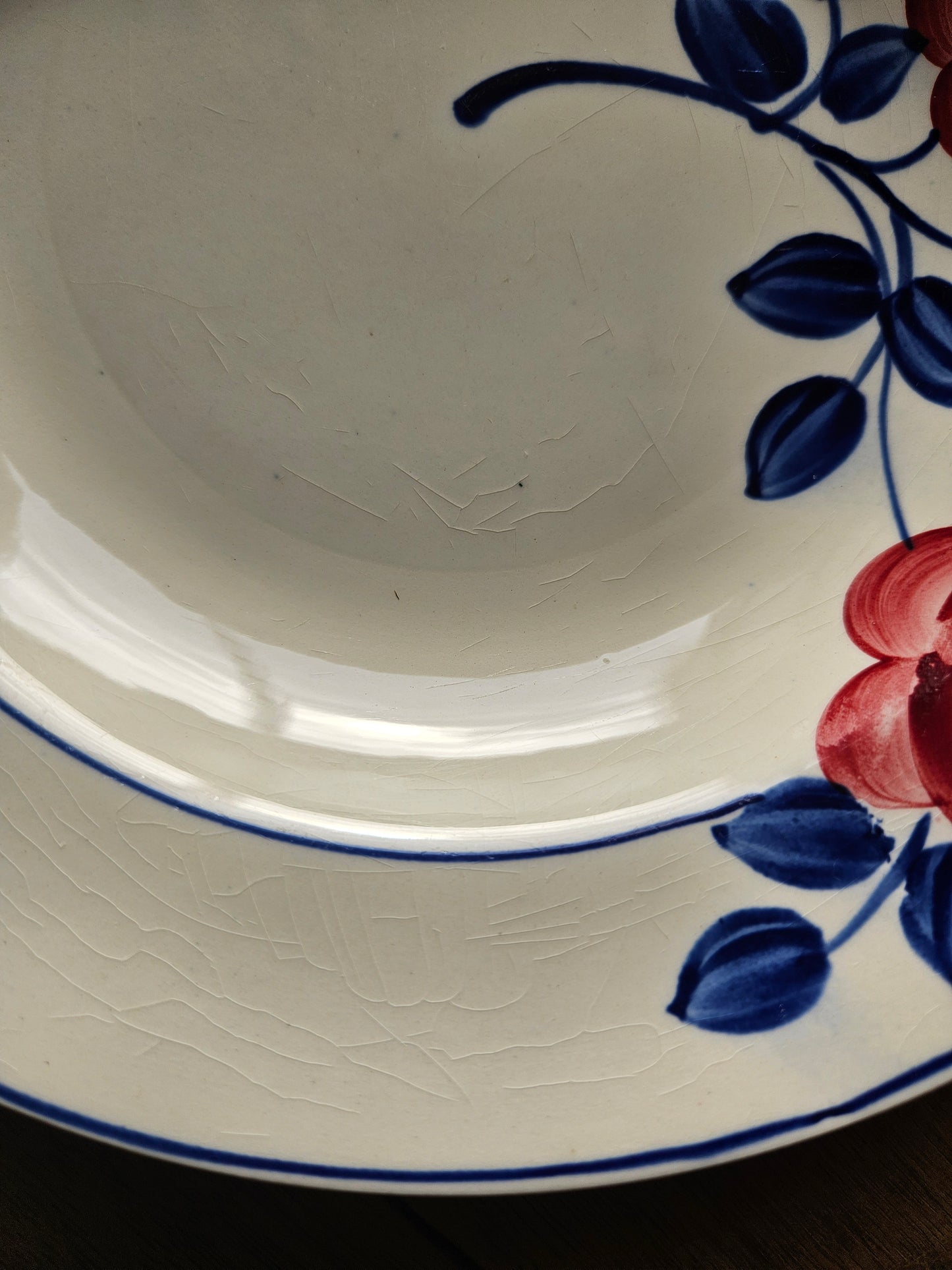 Assiettes creuses vintage dépareillées, rouges et bleues