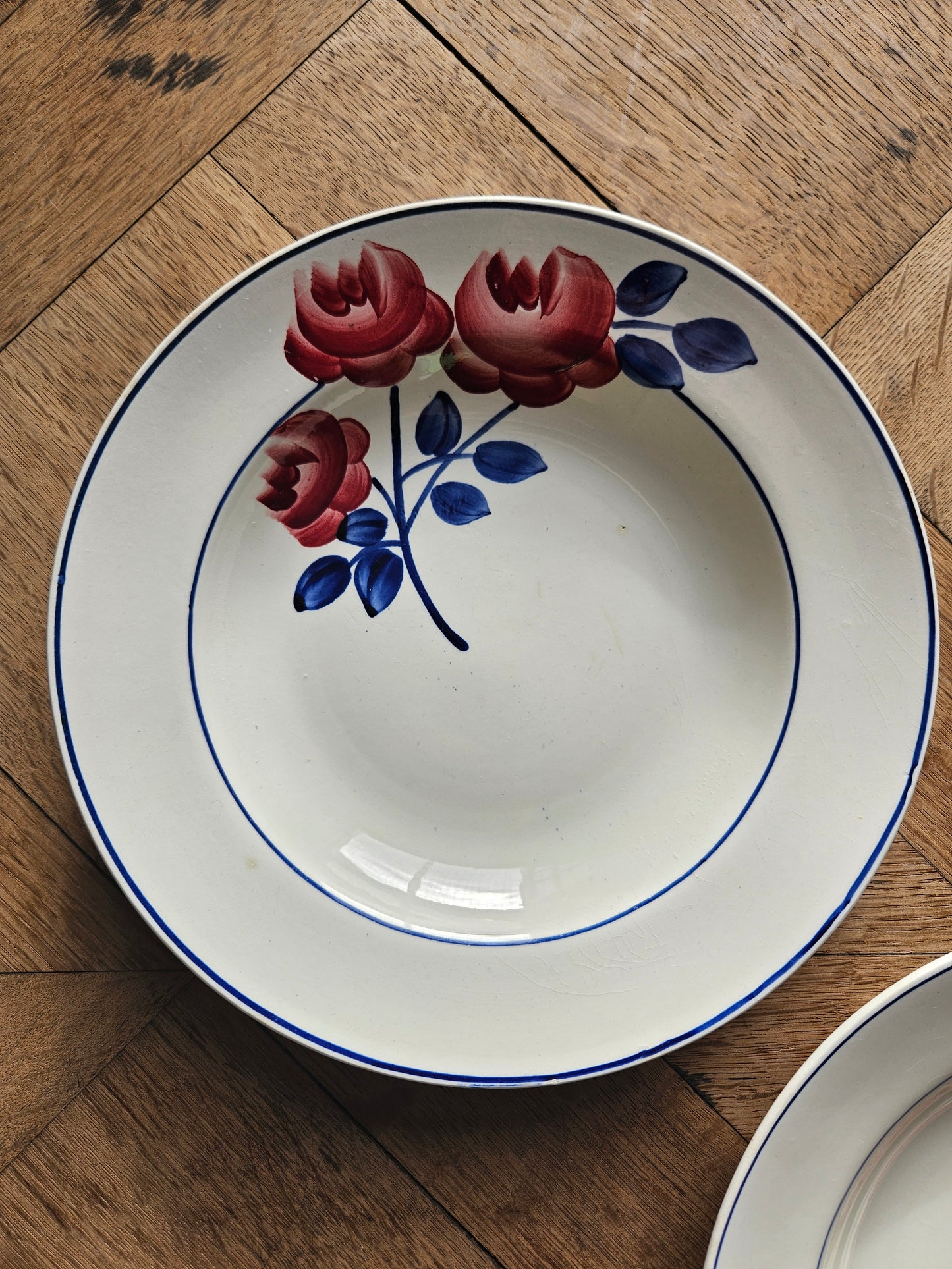 Assiettes creuses vintage dépareillées, rouges et bleues