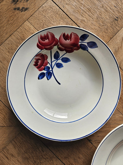 Assiettes creuses vintage dépareillées, rouges et bleues