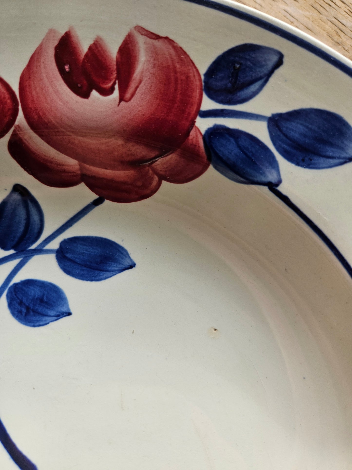 Assiettes creuses vintage dépareillées, rouges et bleues